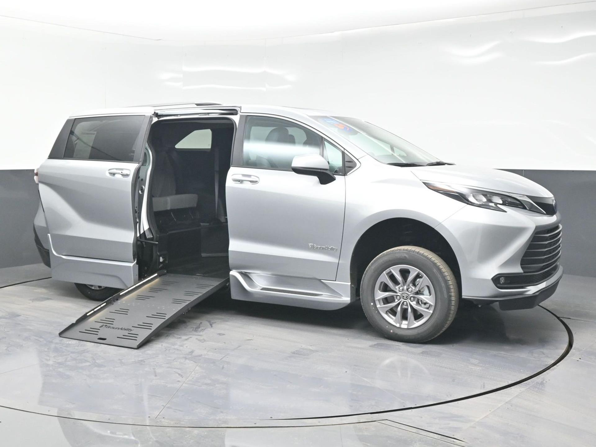 2025 Toyota Sienna XLE's photo