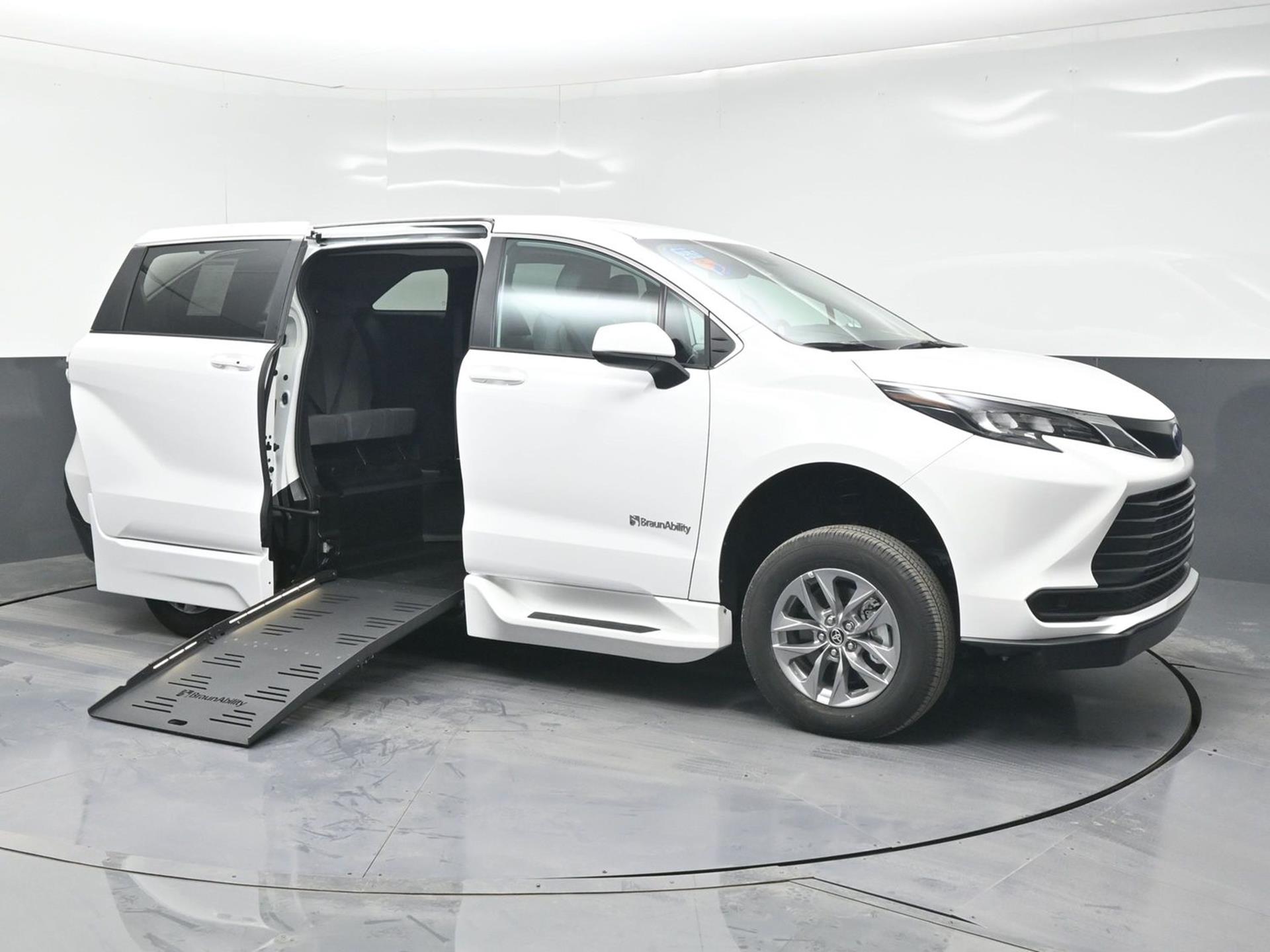 2025 Toyota Sienna LE's photo