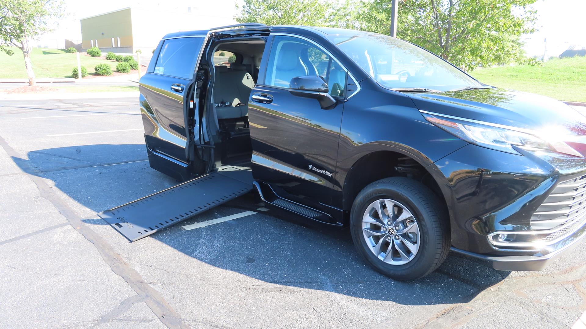 2022 Toyota Sienna XLE's photo