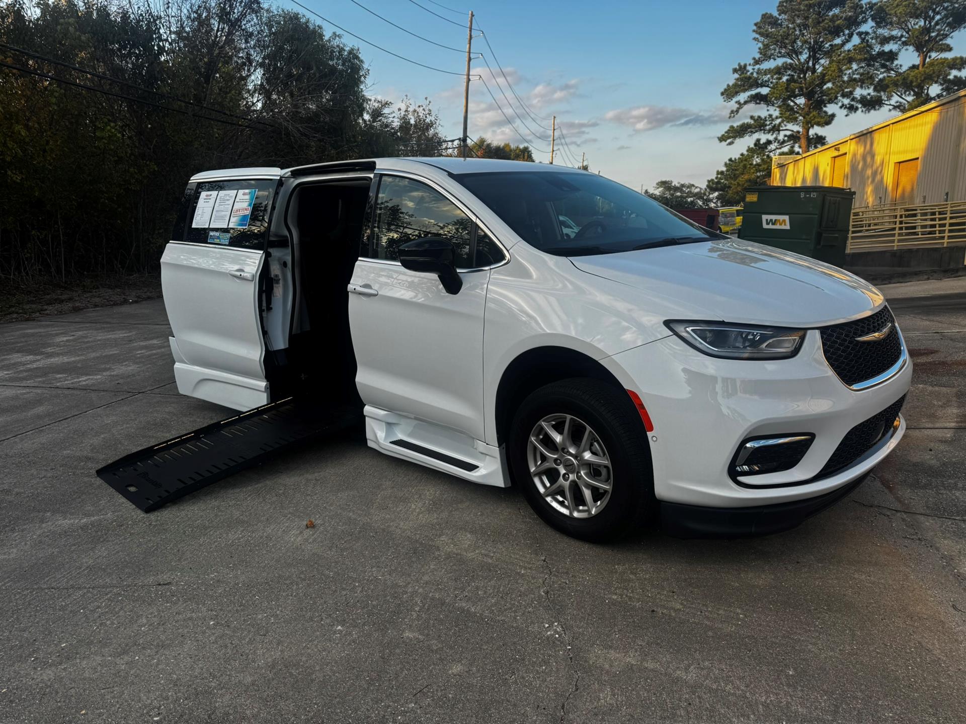 2024 Chrysler Pacifica Touring L's photo