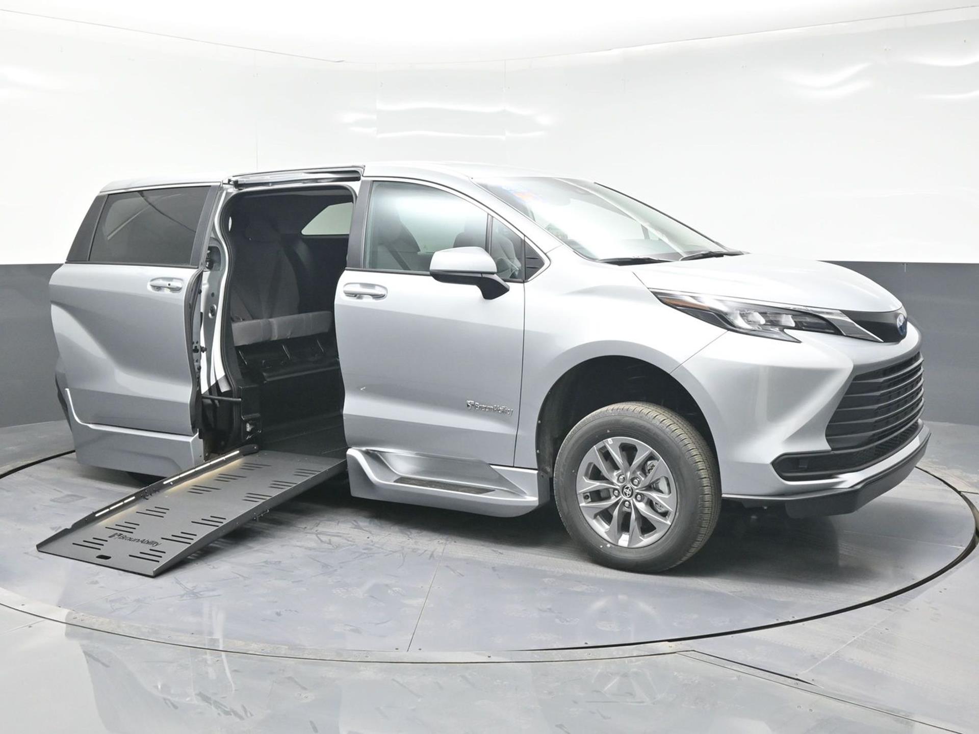 2025 Toyota Sienna LE's photo