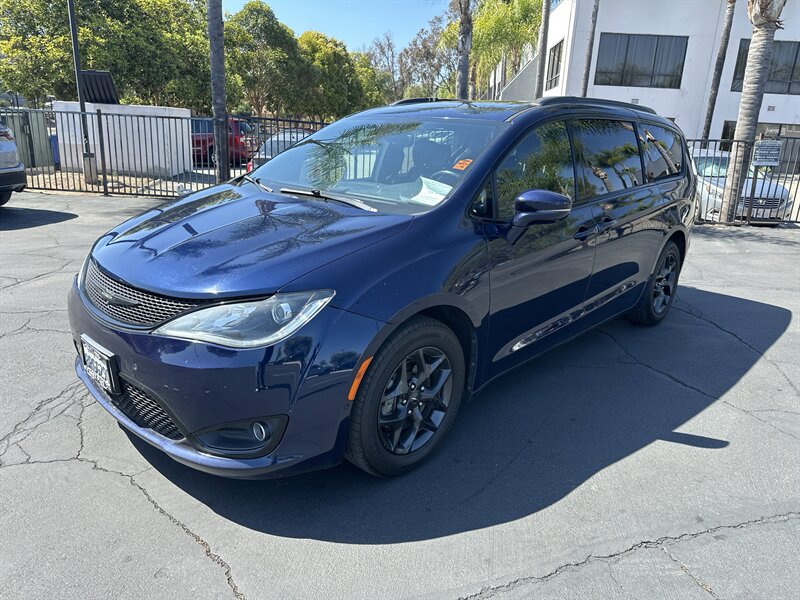 2020 Chrysler Pacifica Limited's photo