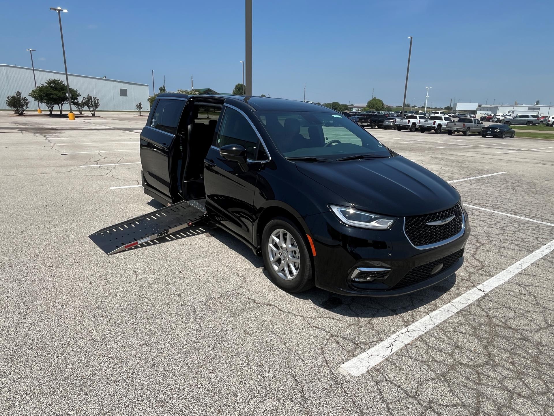 2025 Chrysler Pacifica Select's photo