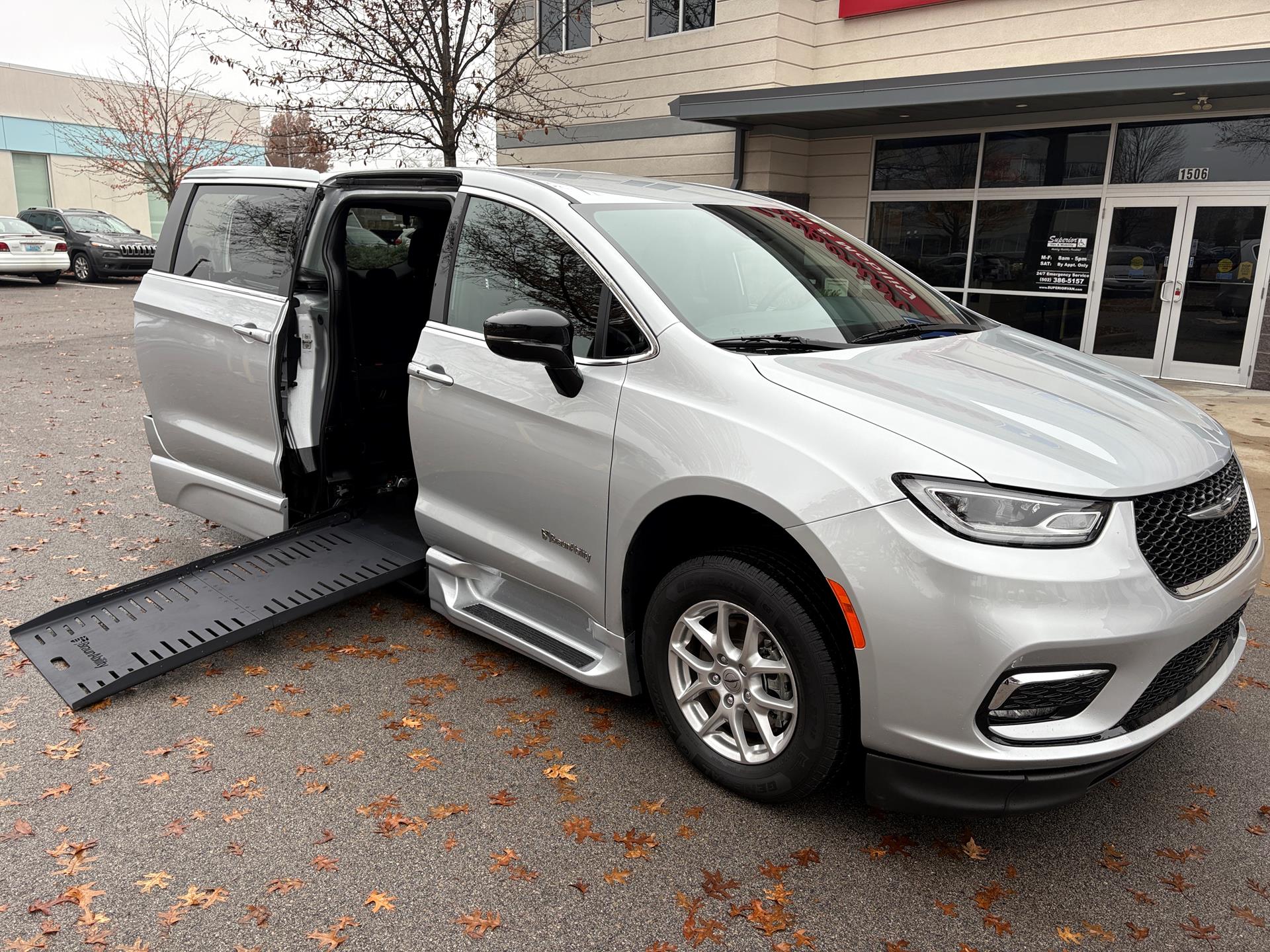 2024 Chrysler Pacifica Touring's photo