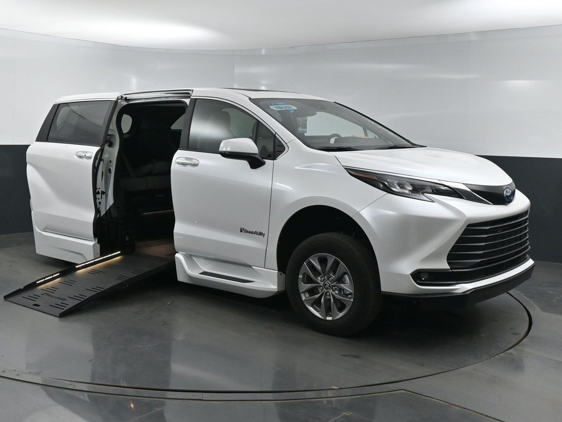 2025 Toyota Sienna XLE's photo