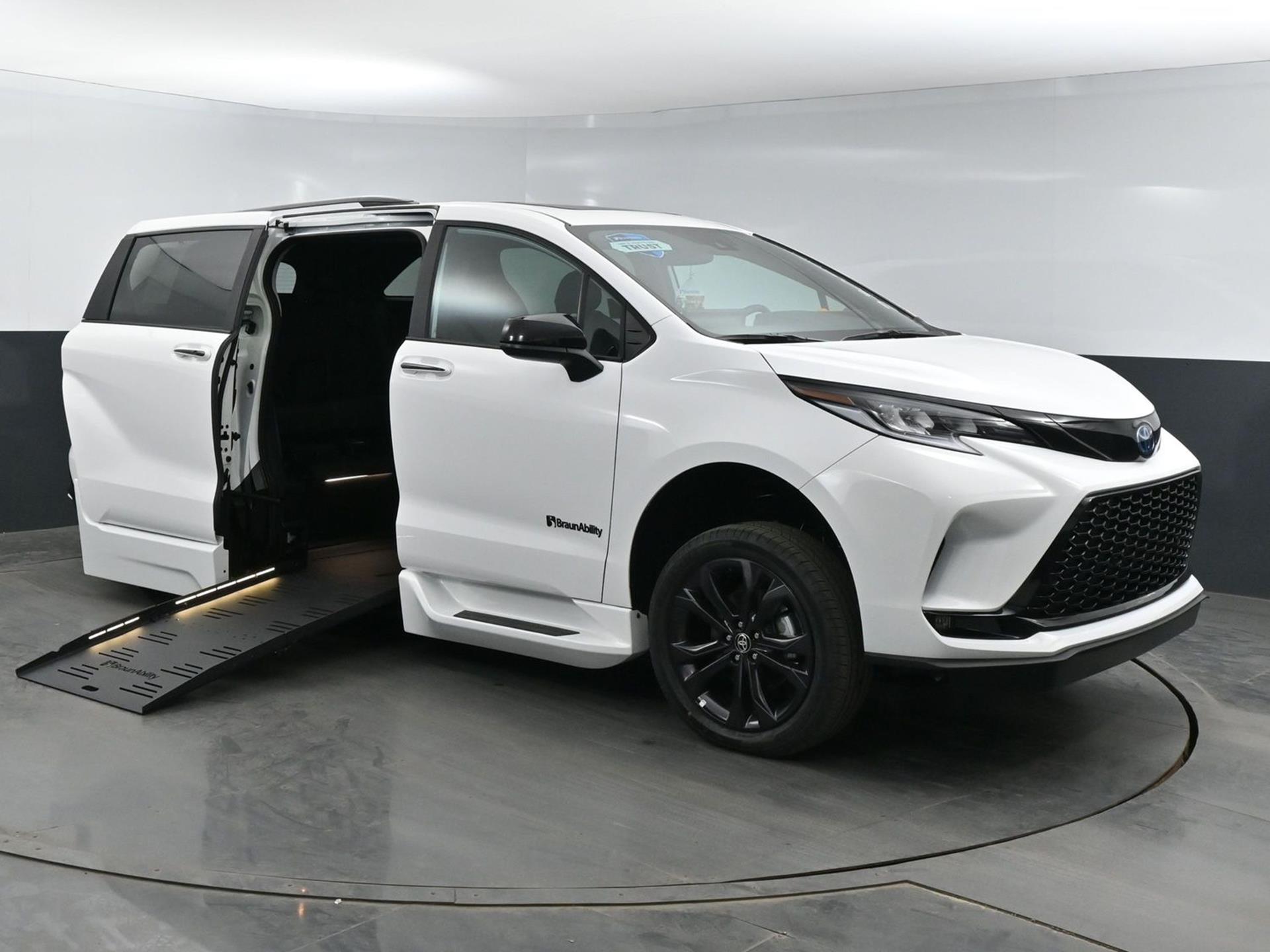 2025 Toyota Sienna XSE's photo