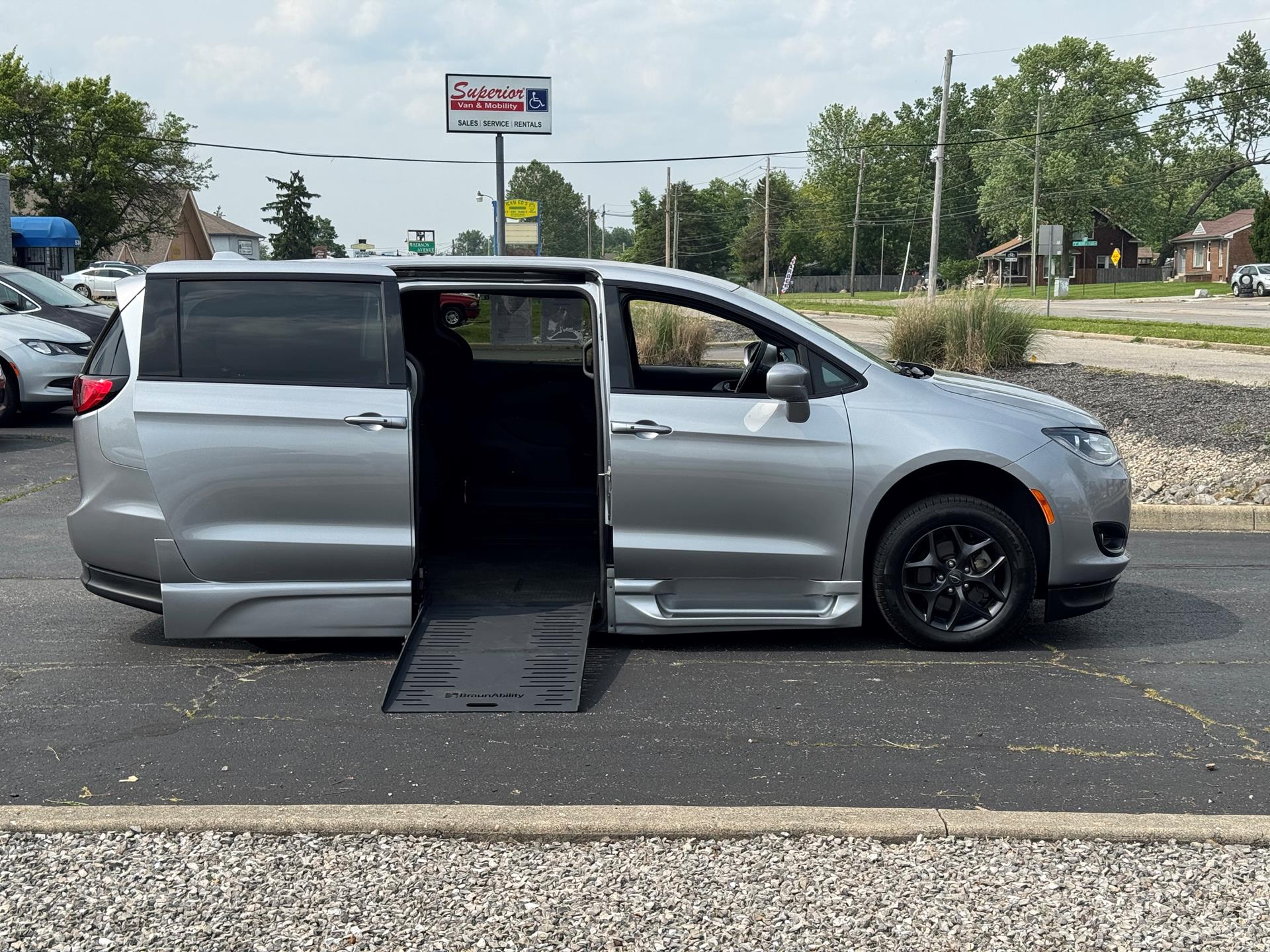 Used 2020 Chrysler Pacifica Touring with VIN 2C4RC1FG3LR164863 for sale in Louisville, KY