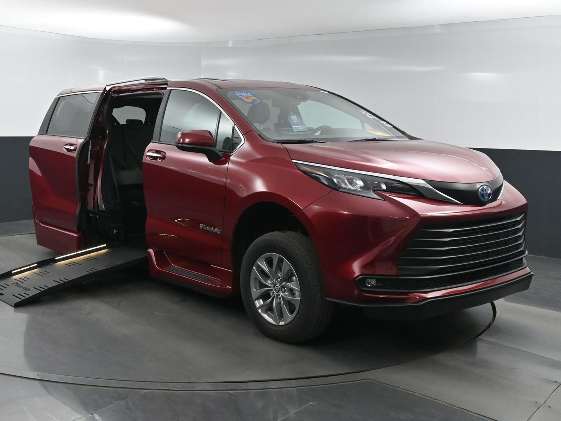 2025 Toyota Sienna XLE's photo