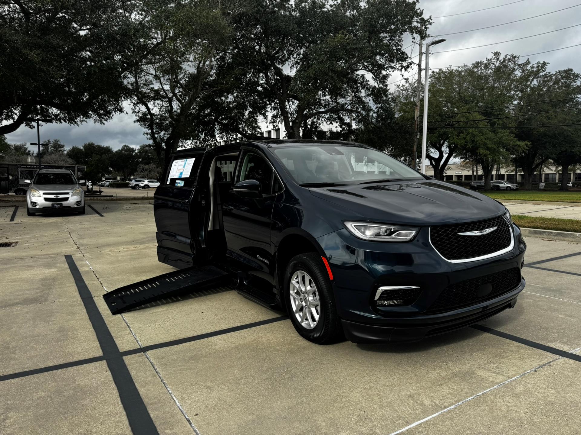 2023 Chrysler Pacifica Touring L's photo