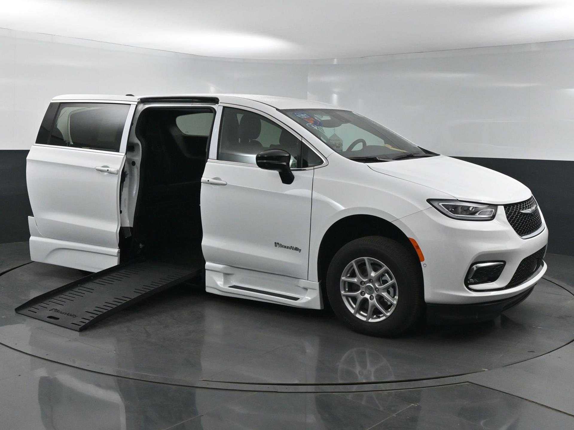 2025 Chrysler Pacifica Select's photo