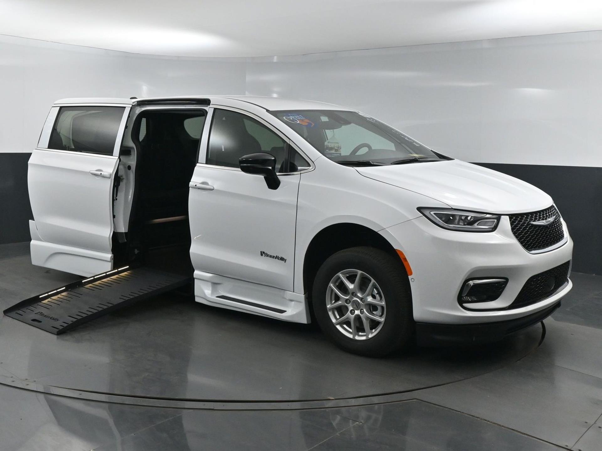 2025 Chrysler Pacifica Select's photo