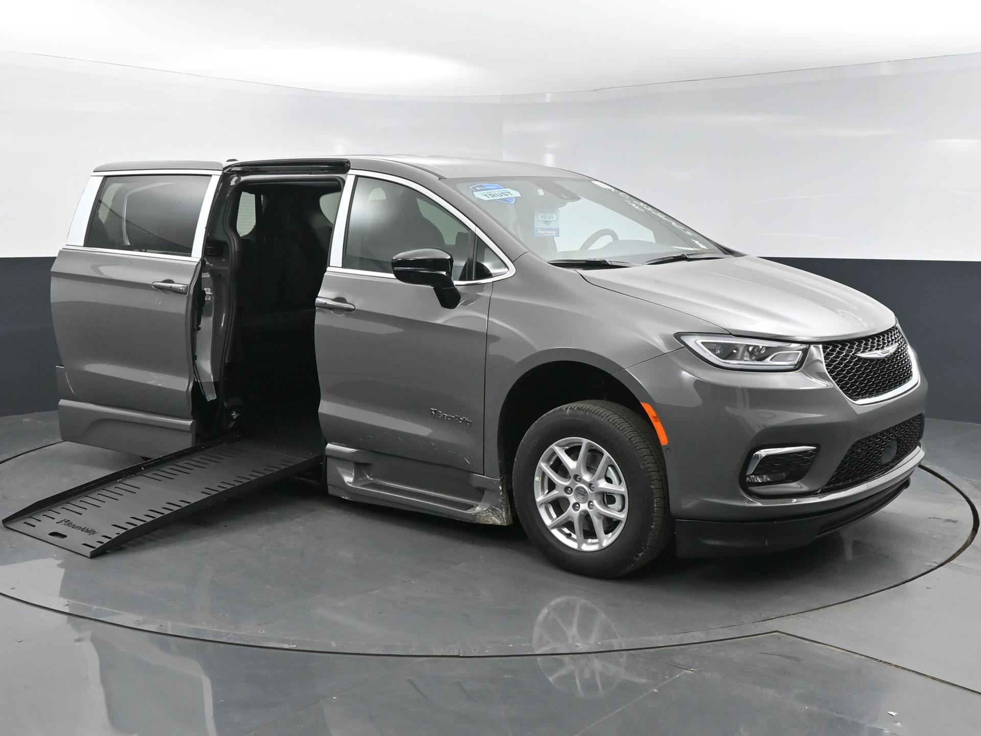 2025 Chrysler Pacifica Select's photo