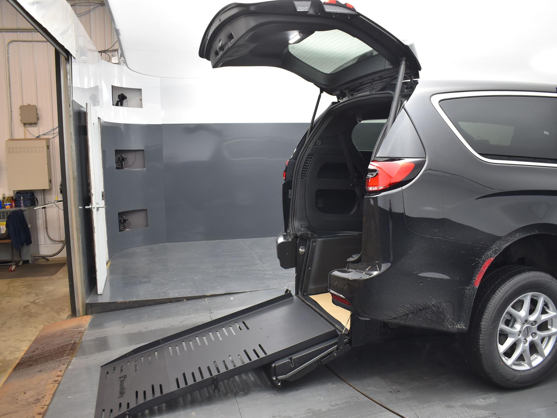 2025 Chrysler Pacifica Select's photo
