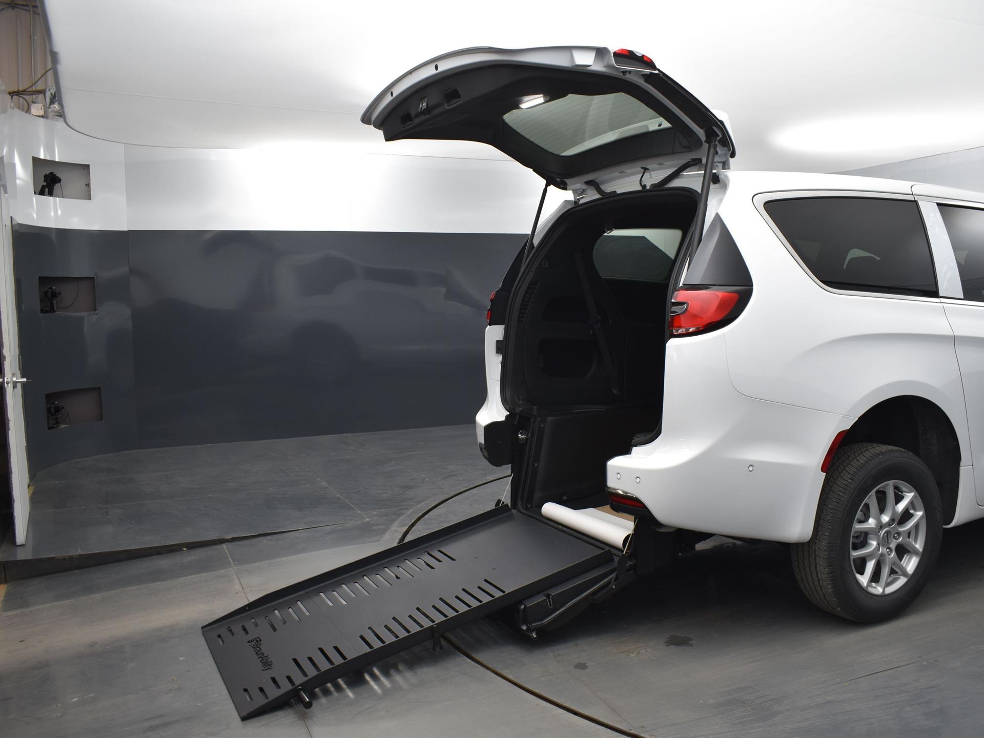 2025 Chrysler Pacifica Select's photo