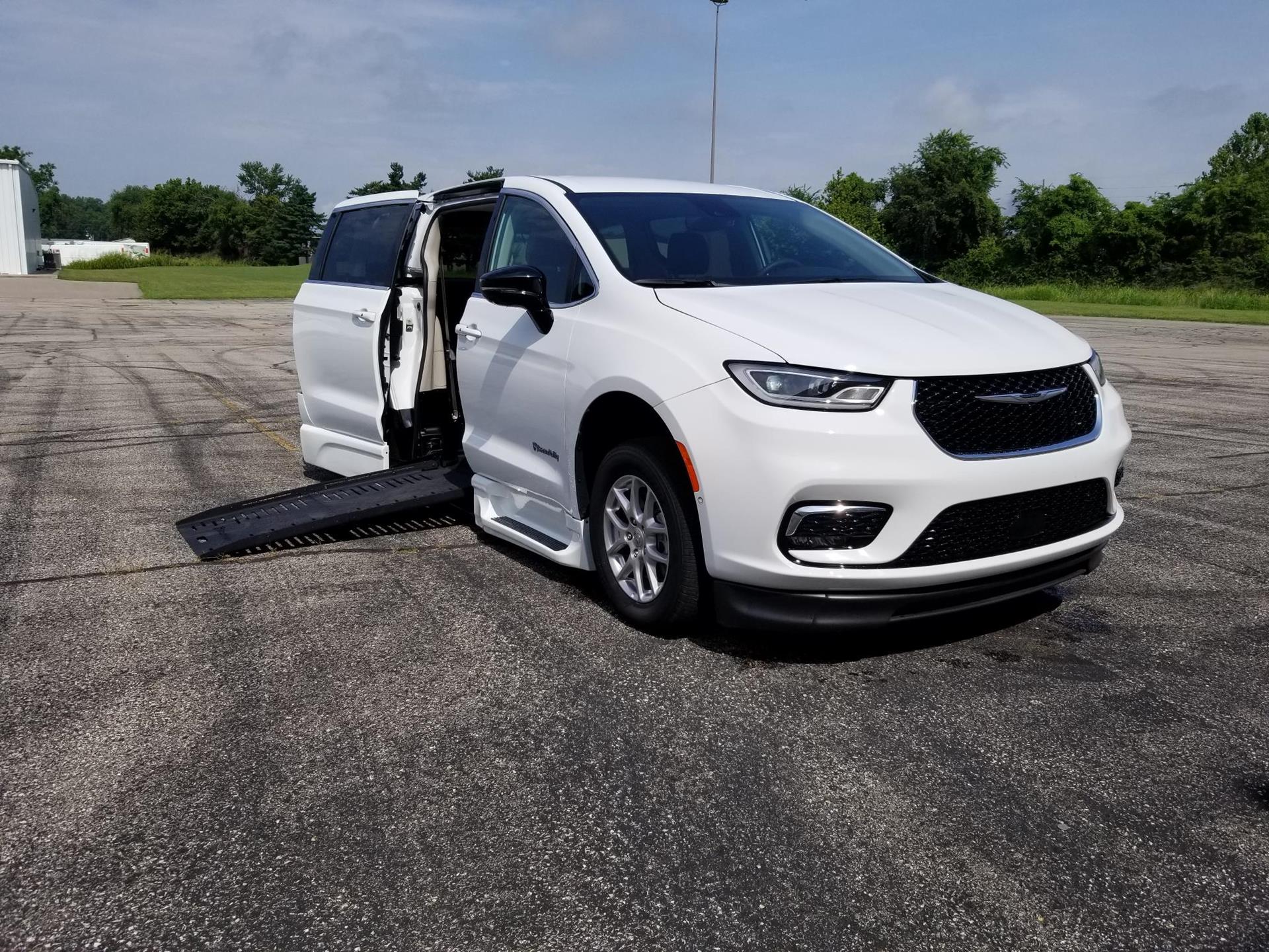 2024 Chrysler Pacifica Touring L's photo