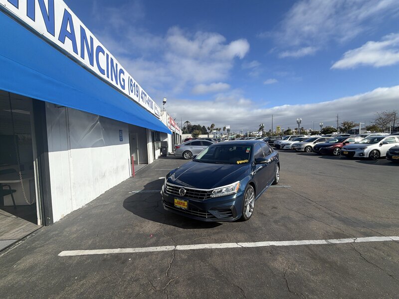 2018 Volkswagen Passat 2.0T R-Line Auto's photo