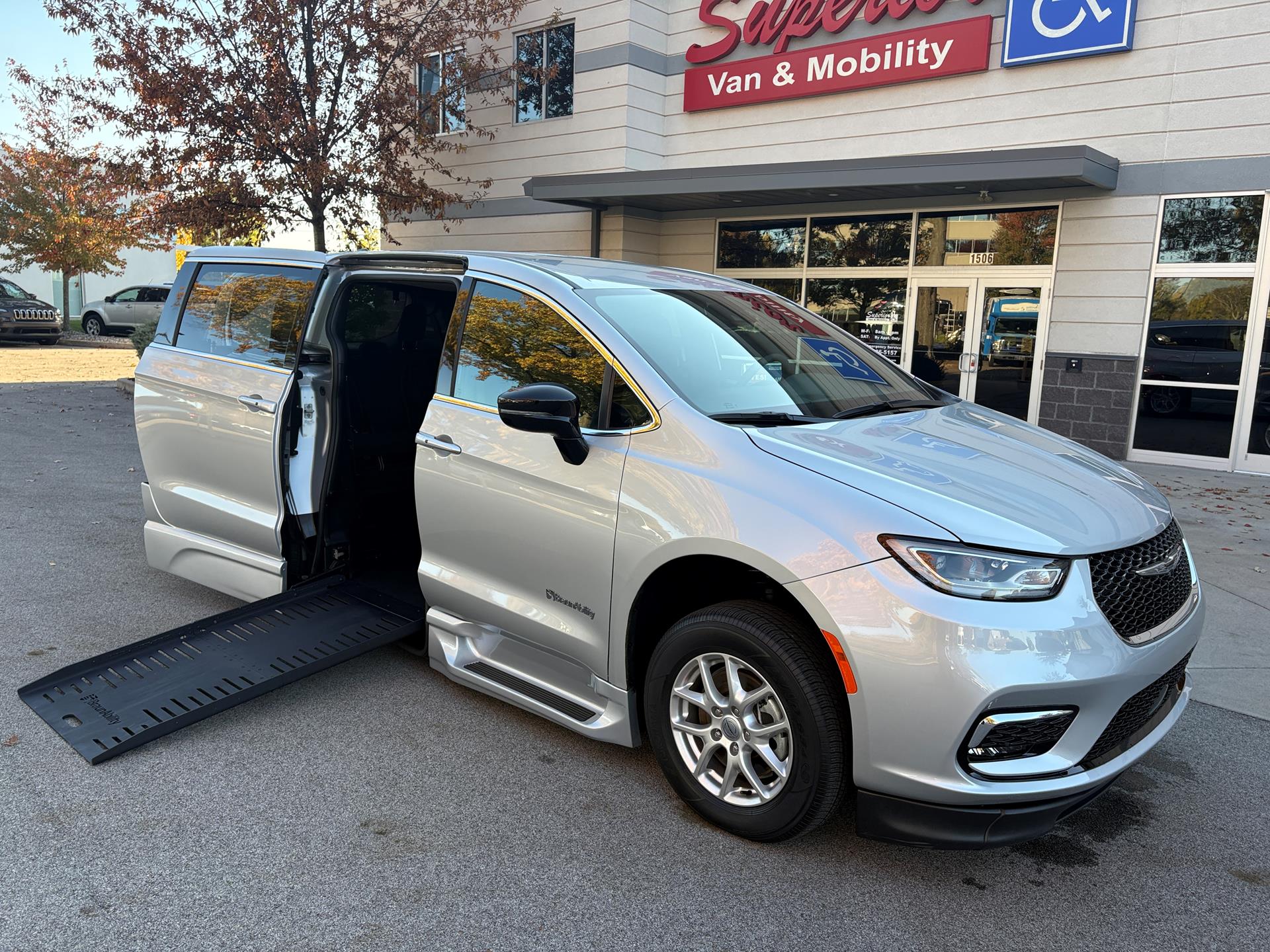 2024 Chrysler Pacifica Touring's photo