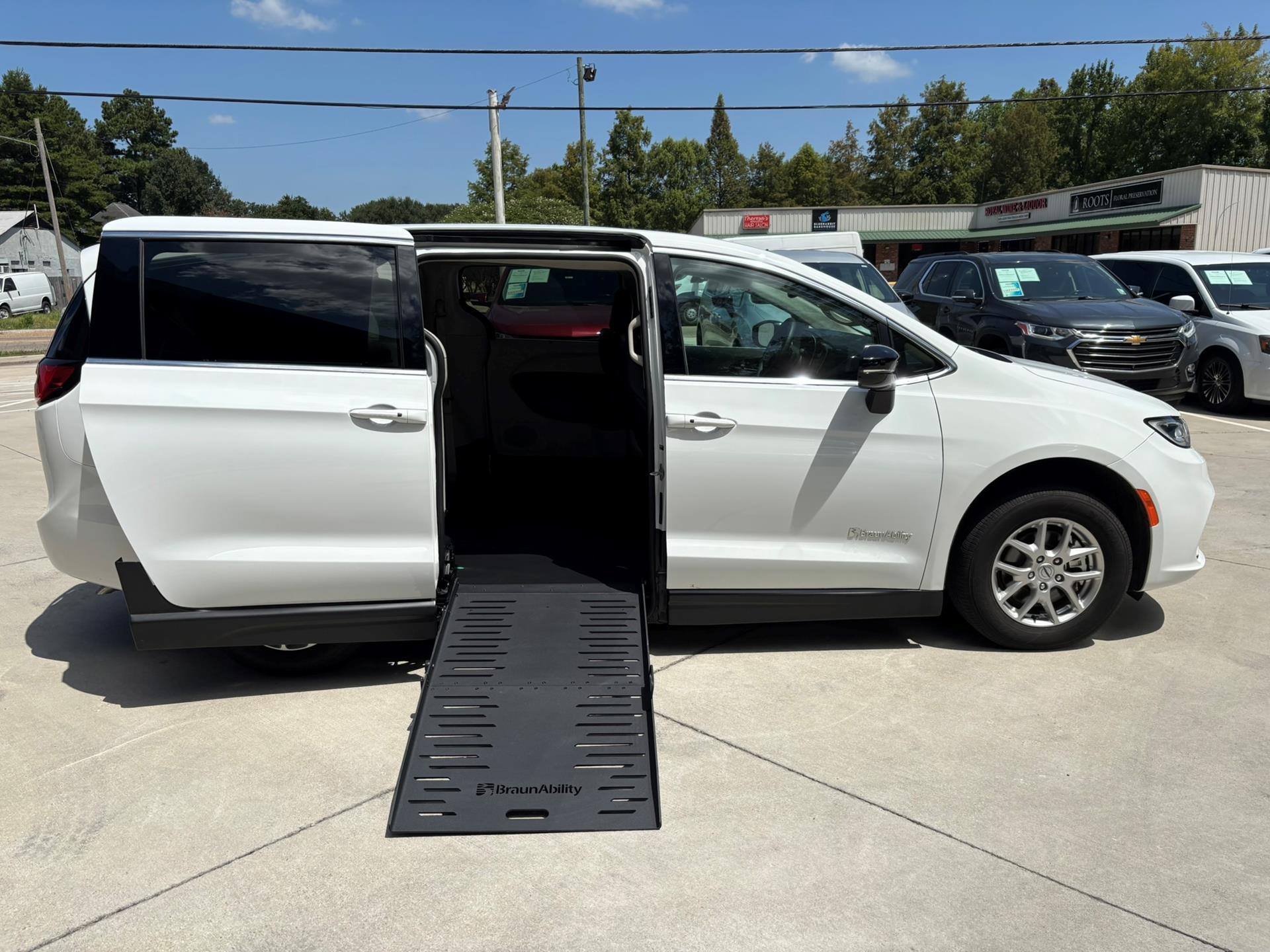 PRE OWNED 2024 Chrysler Pacifica Touring L