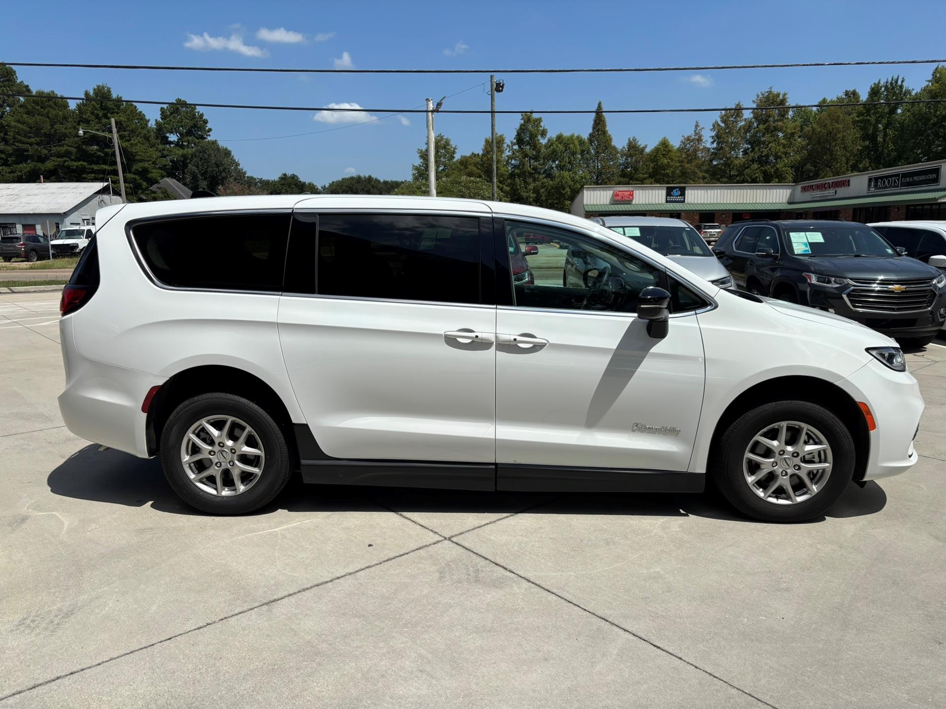 PRE OWNED 2024 Chrysler Pacifica Touring L
