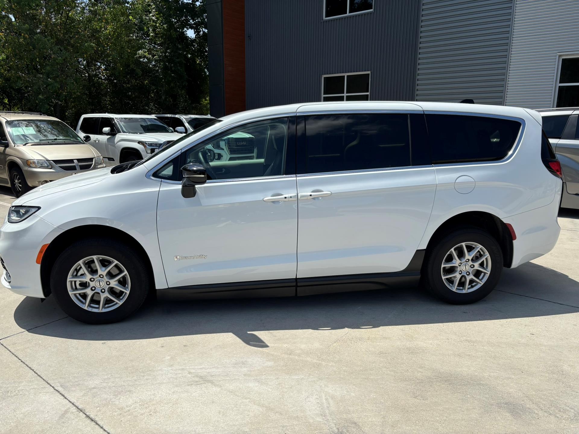 PRE OWNED 2024 Chrysler Pacifica Touring L