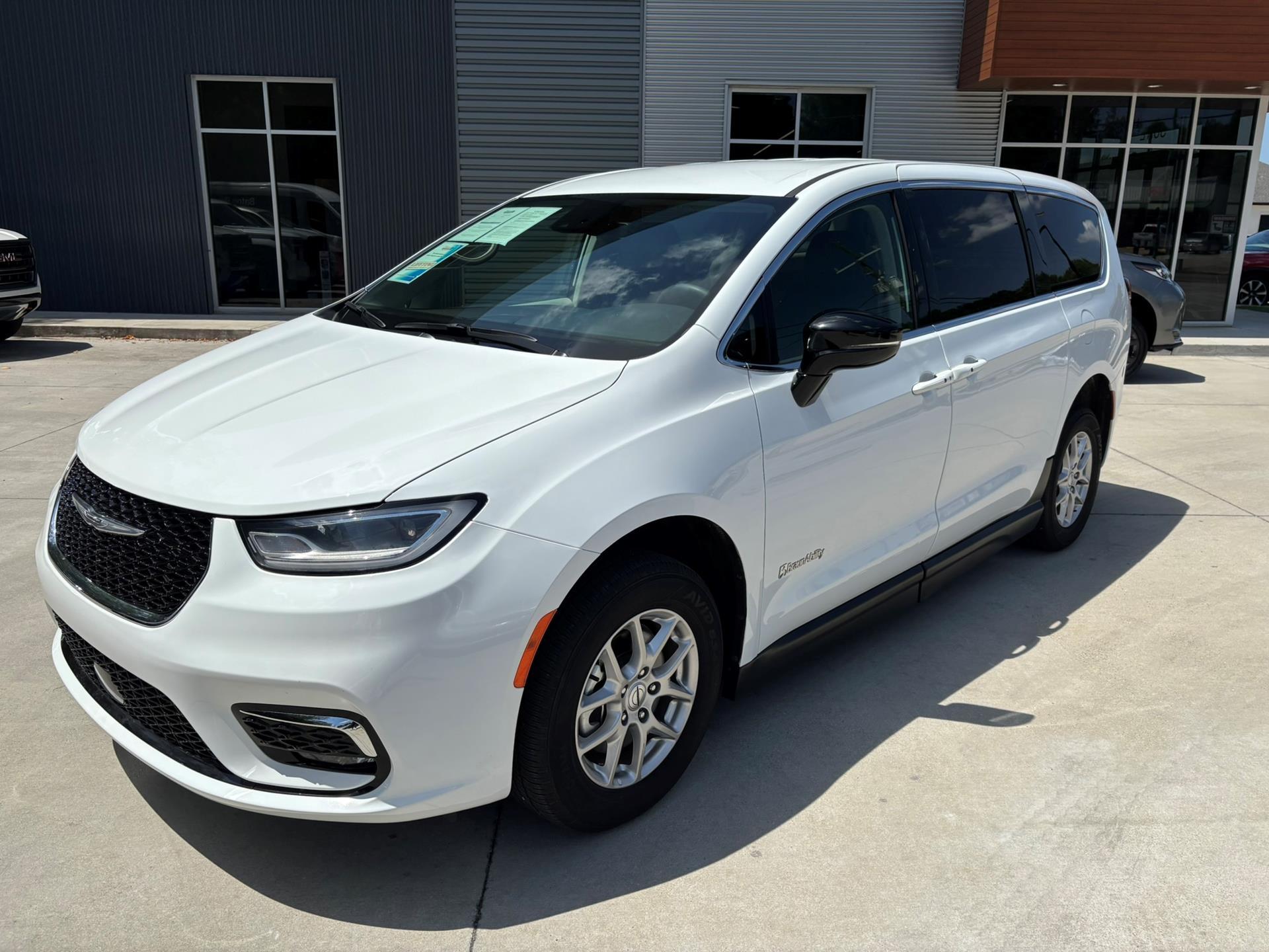 PRE OWNED 2024 Chrysler Pacifica Touring L