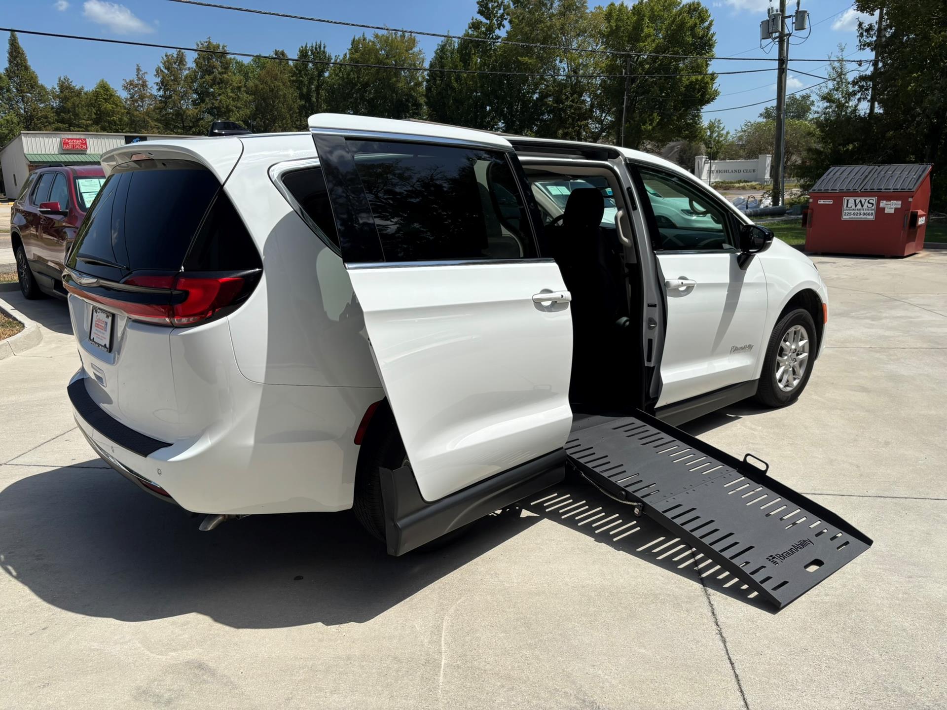 PRE OWNED 2024 Chrysler Pacifica Touring L