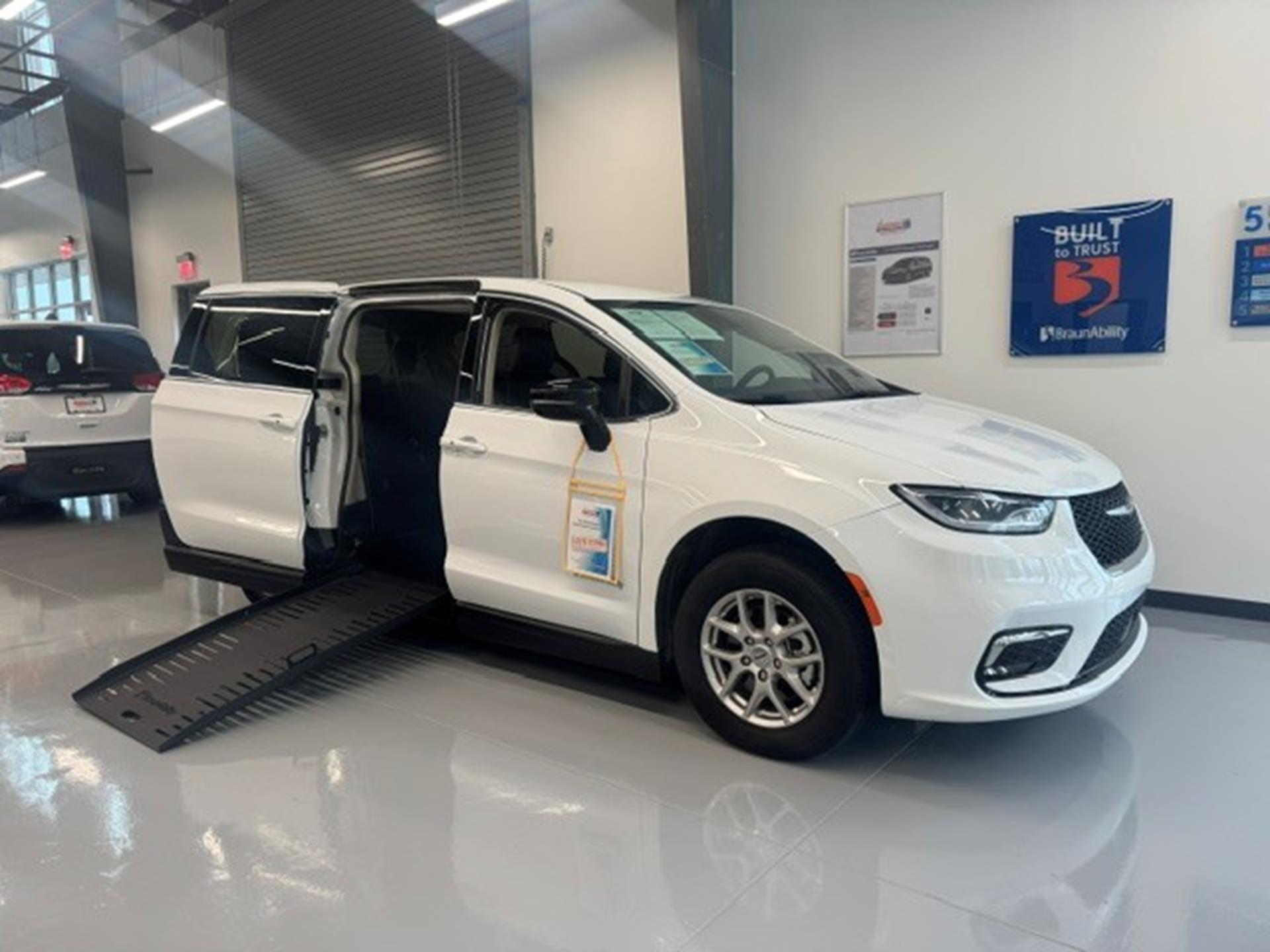 PRE OWNED 2024 Chrysler Pacifica Touring L