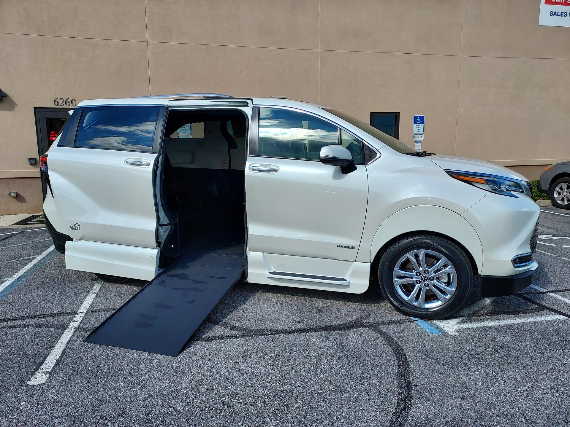 2021 Toyota Sienna Platinum's photo