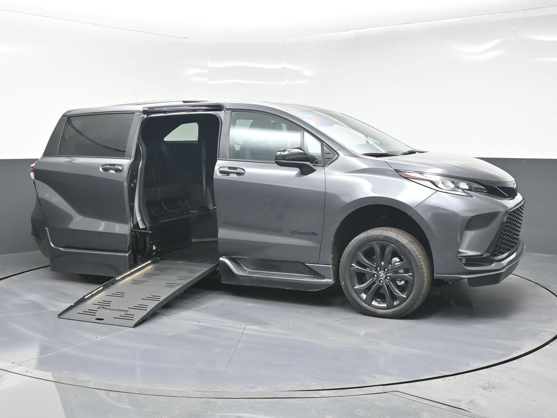 2025 Toyota Sienna XSE's photo