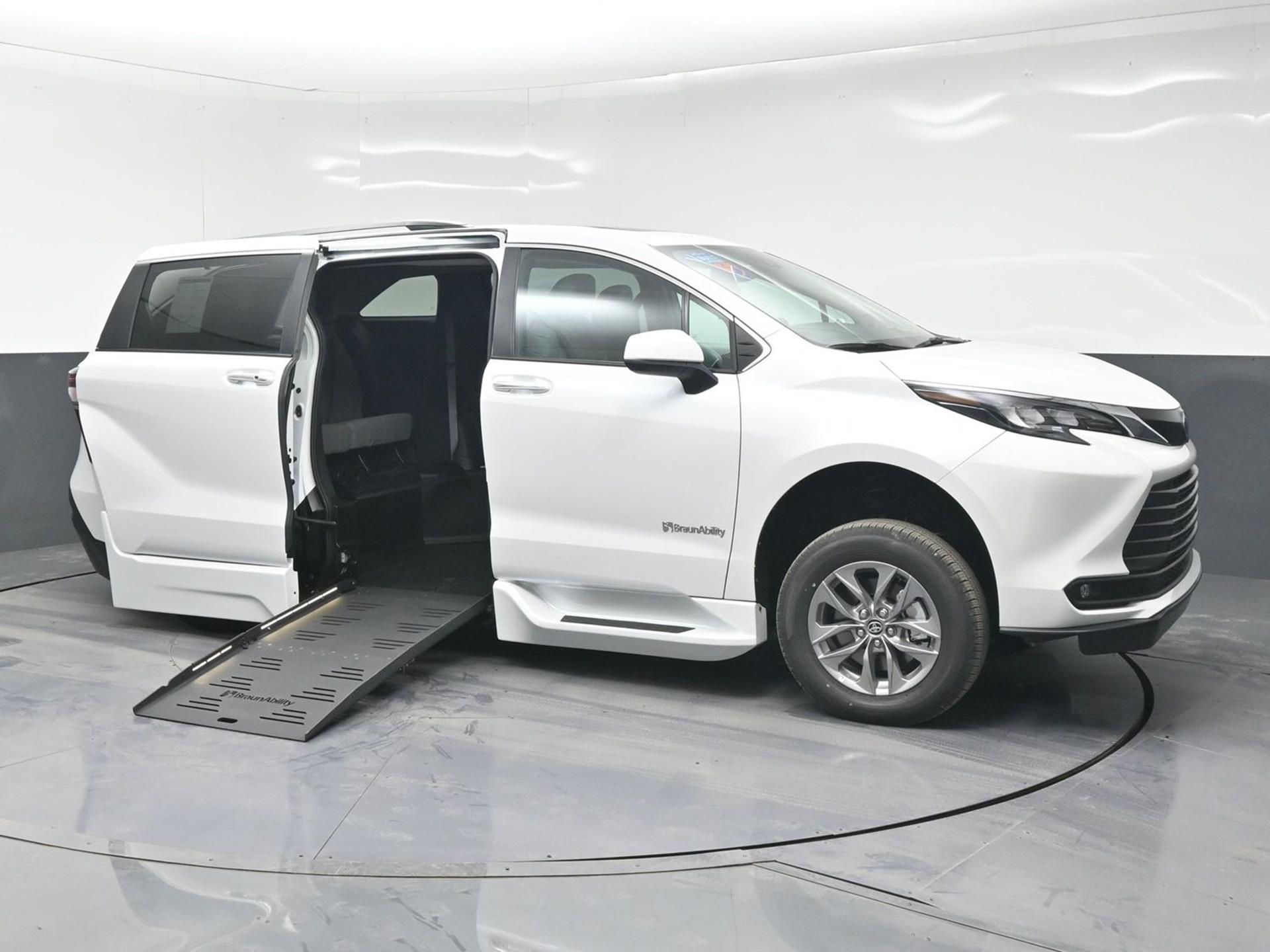2025 Toyota Sienna XLE's photo