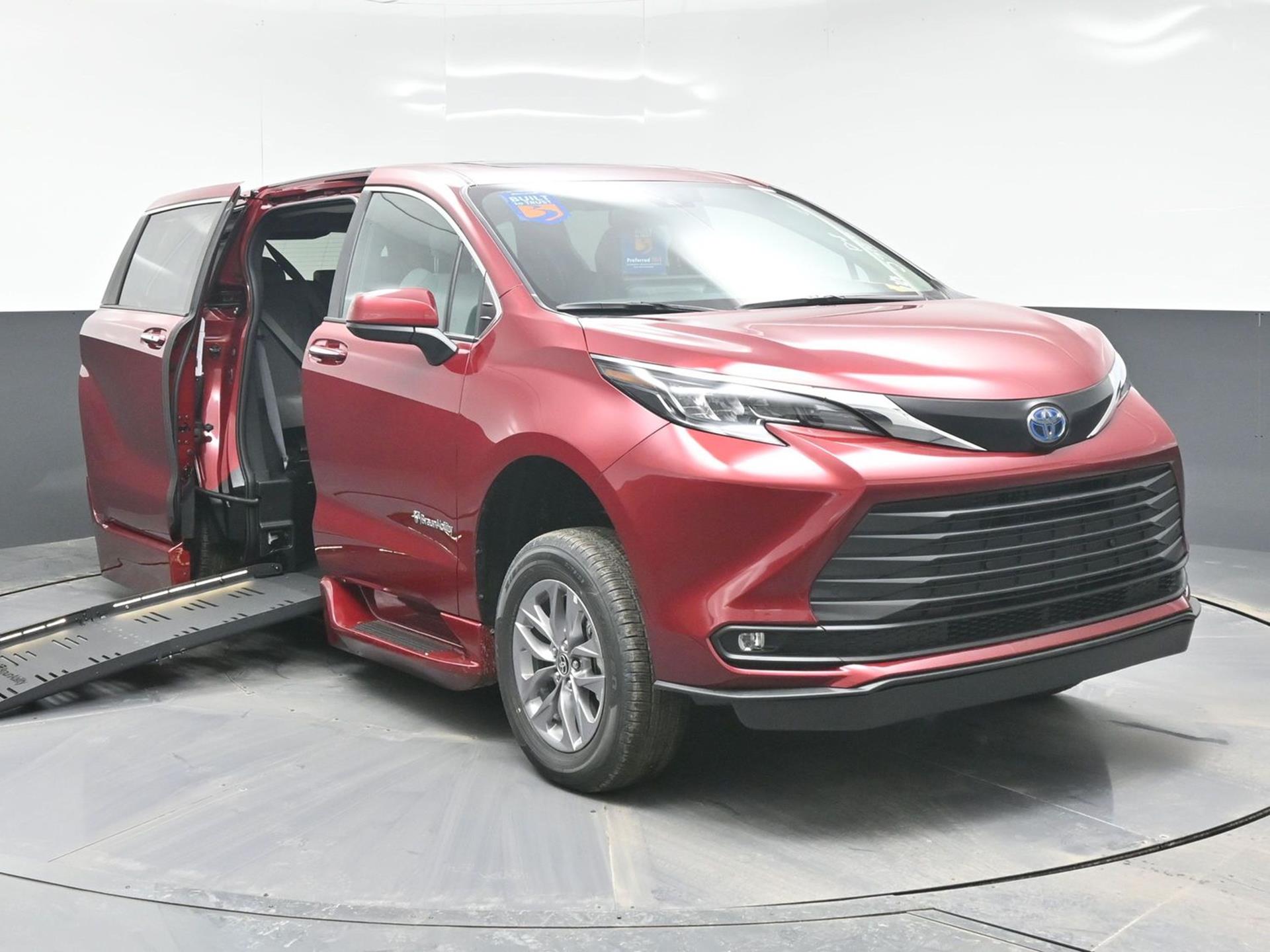 2025 Toyota Sienna XLE's photo