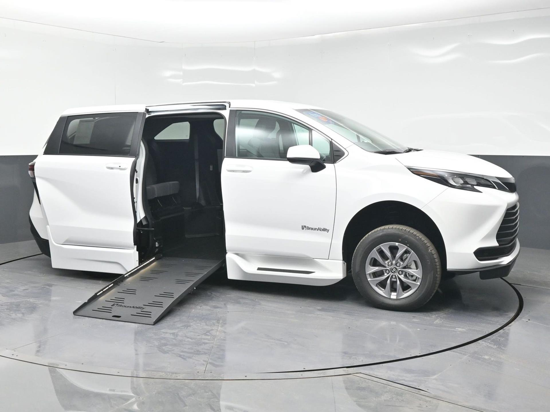 2025 Toyota Sienna LE's photo