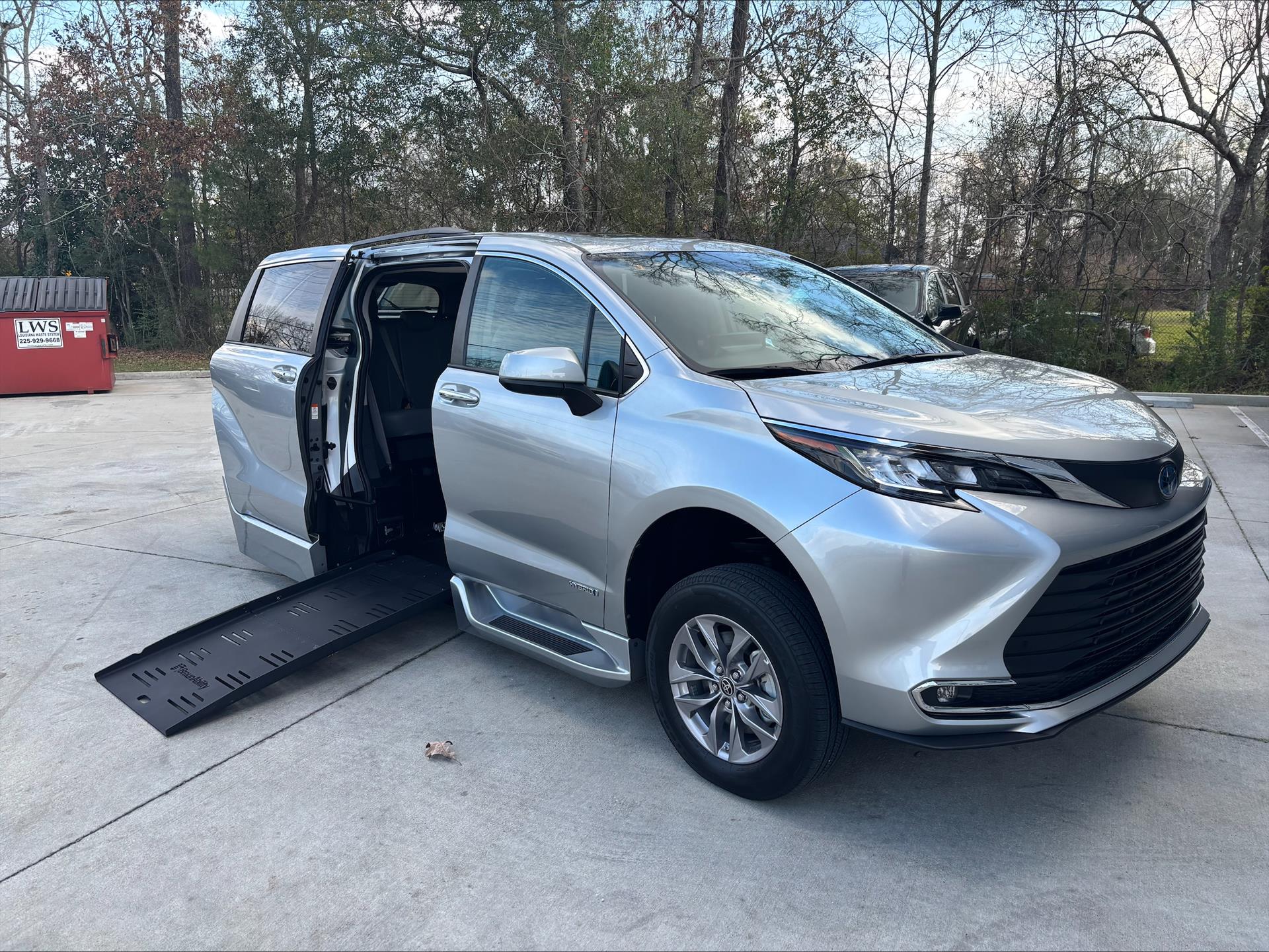 2021 Toyota Sienna XLE's photo