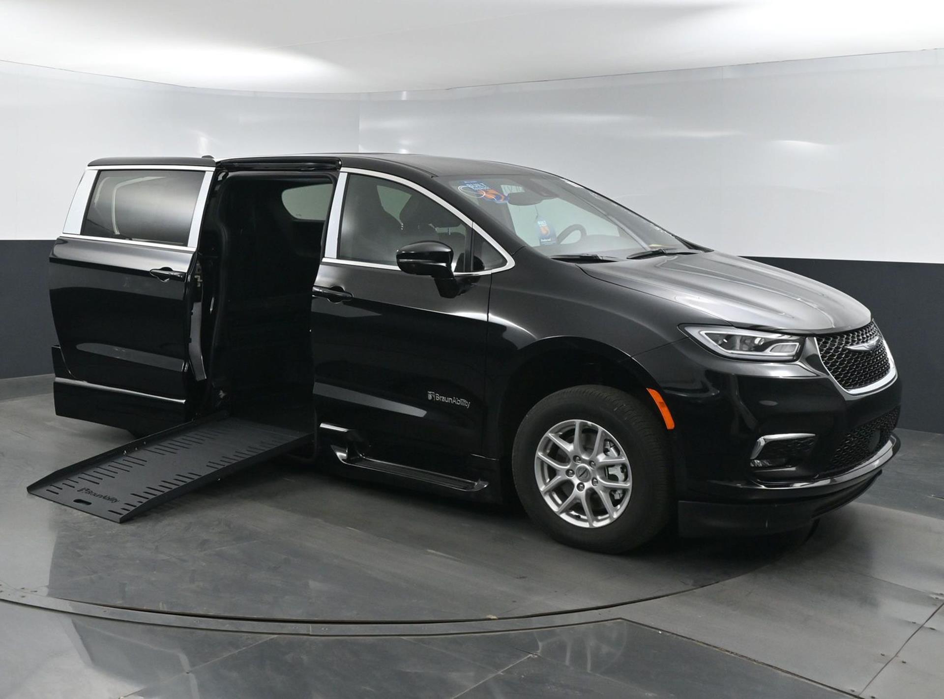2025 Chrysler Pacifica Select's photo