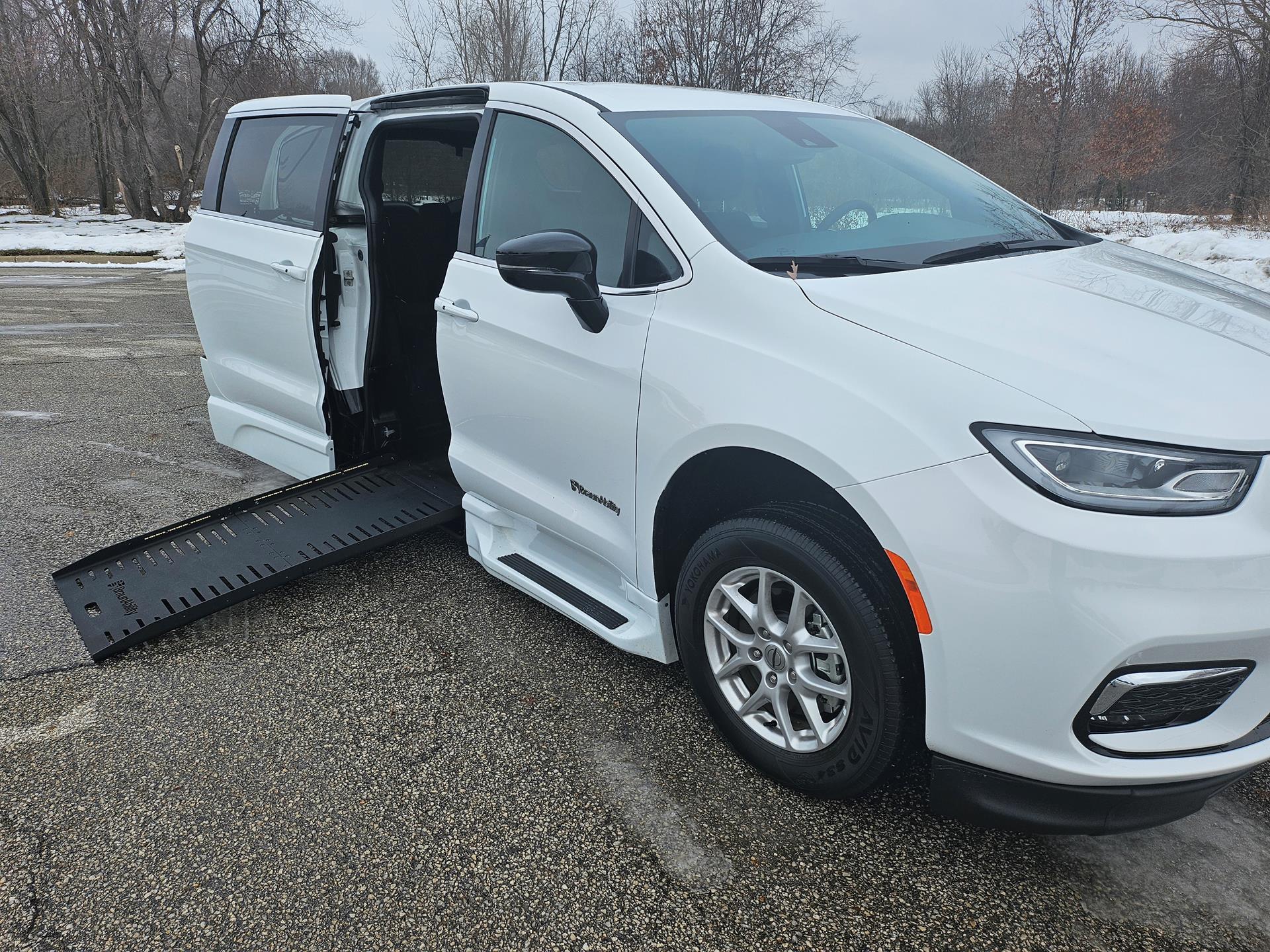 2024 Chrysler Pacifica Touring's photo