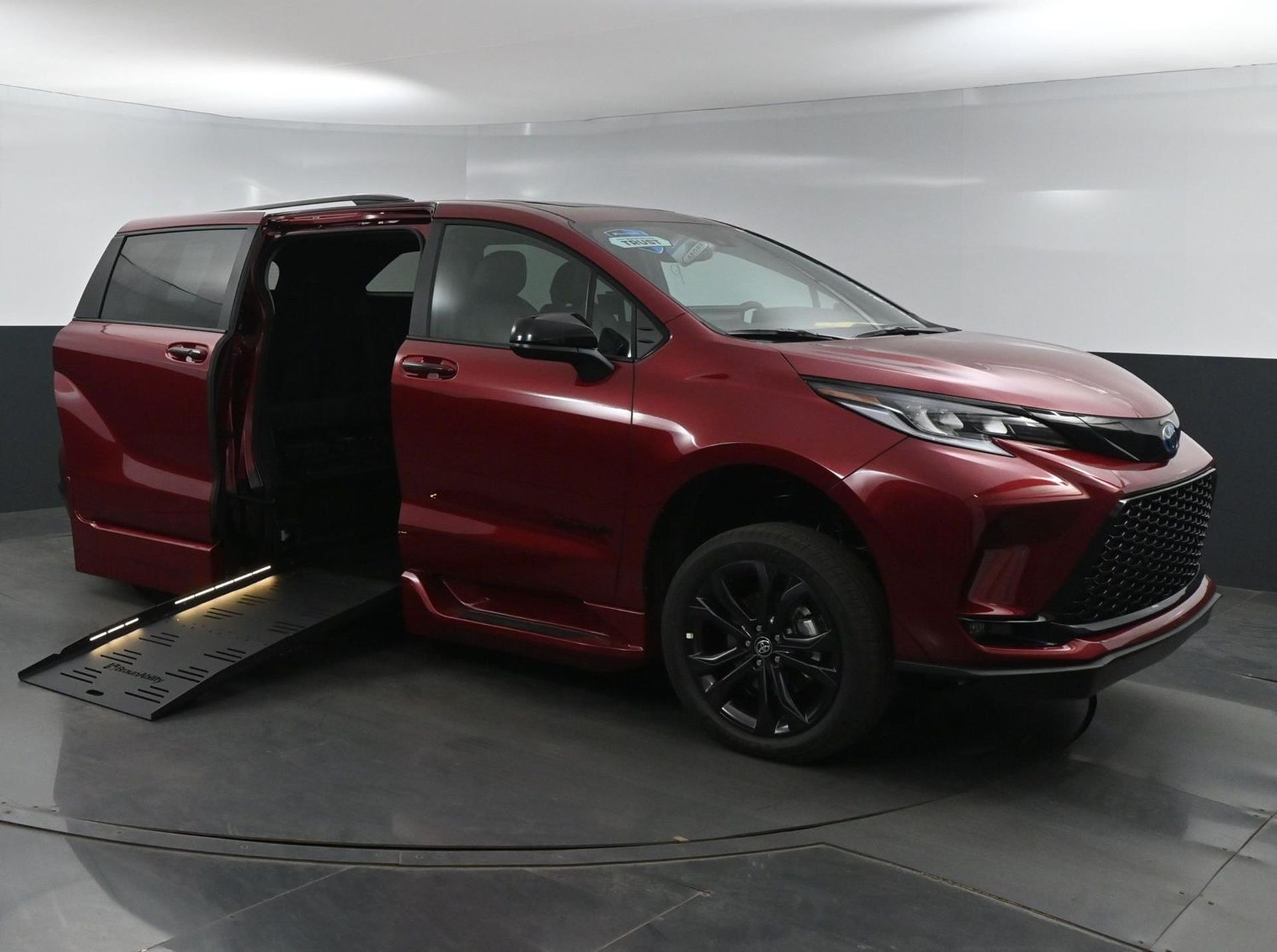 2025 Toyota Sienna XSE's photo