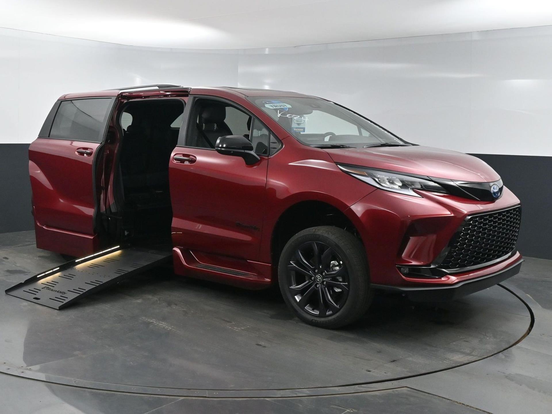 2025 Toyota Sienna XSE's photo