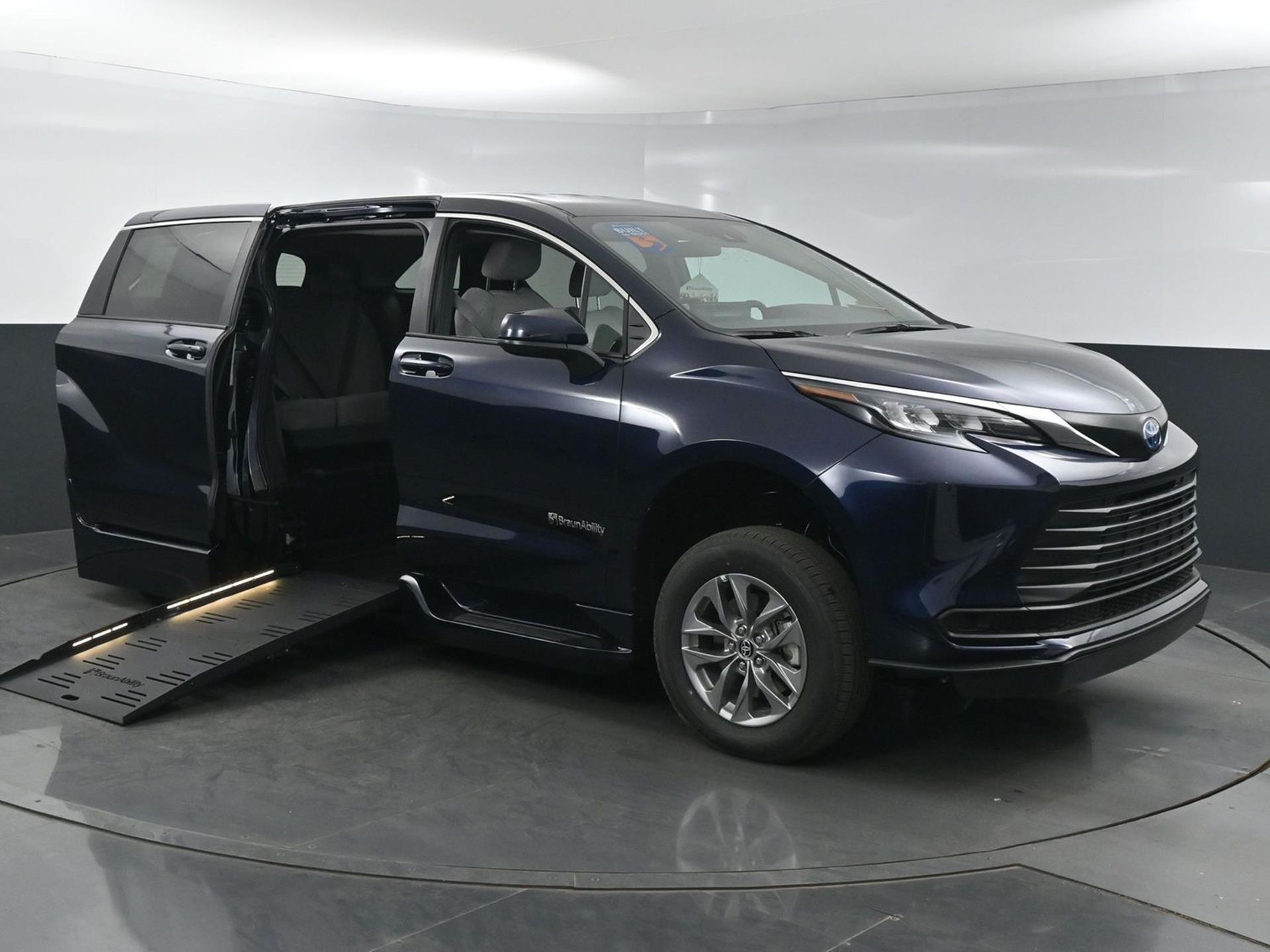 2025 Toyota Sienna LE's photo