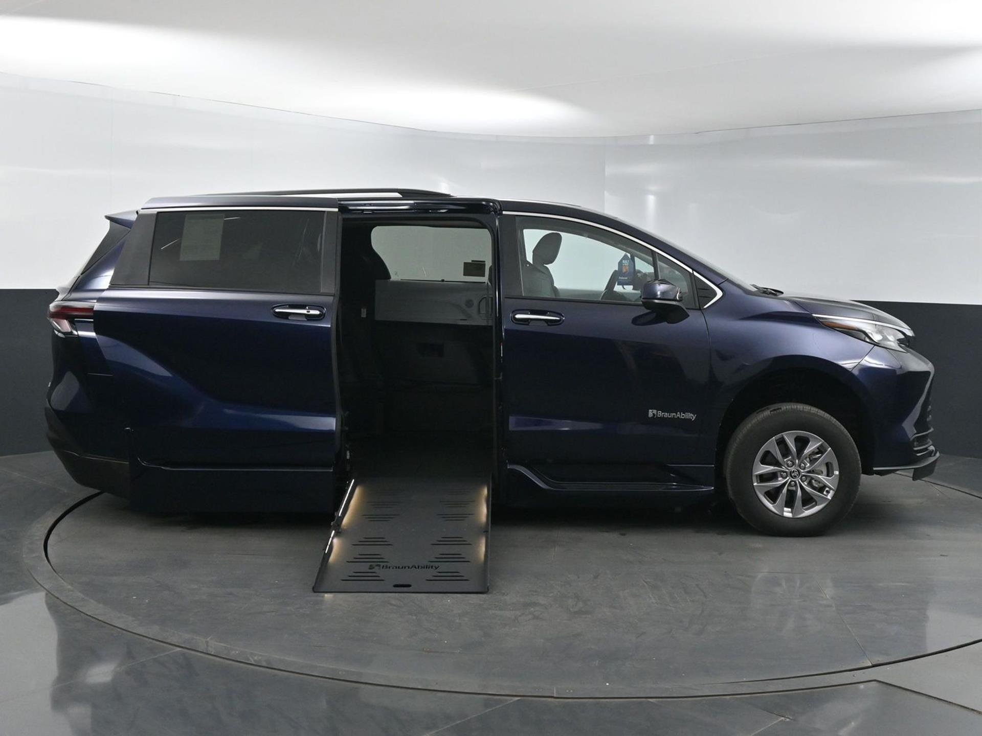 2025 Toyota Sienna XLE's photo