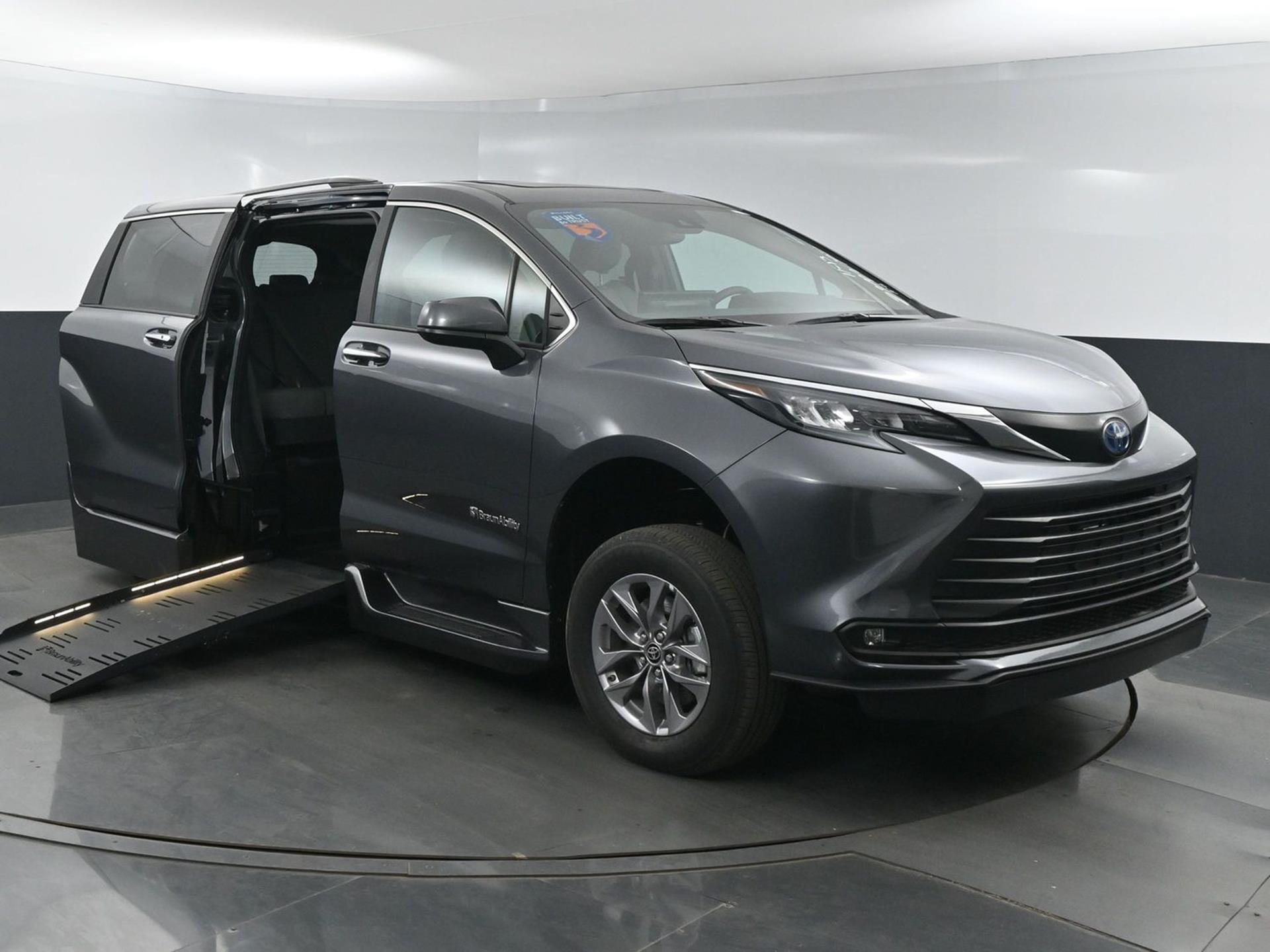 2025 Toyota Sienna XLE's photo