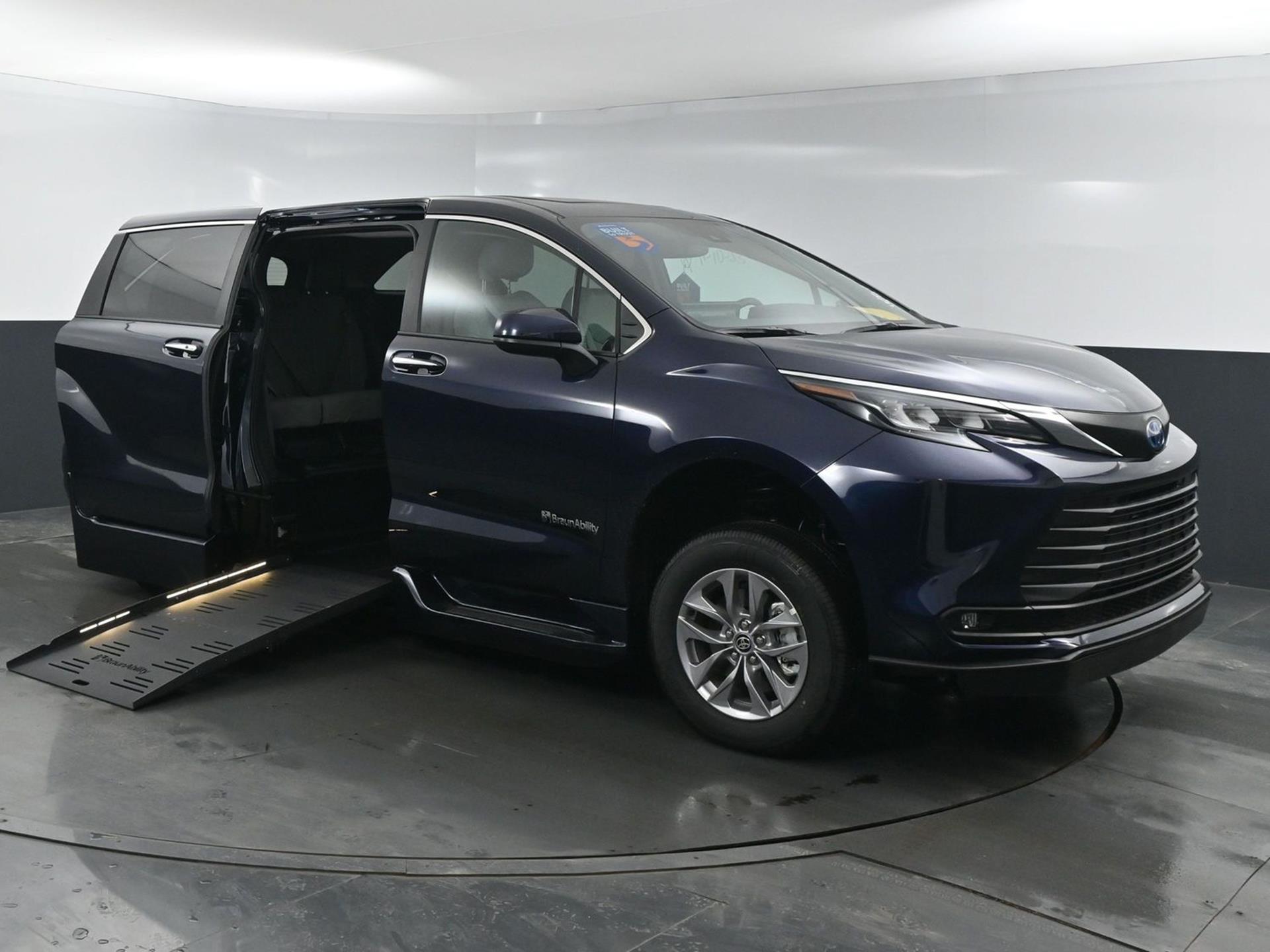 2025 Toyota Sienna XLE's photo