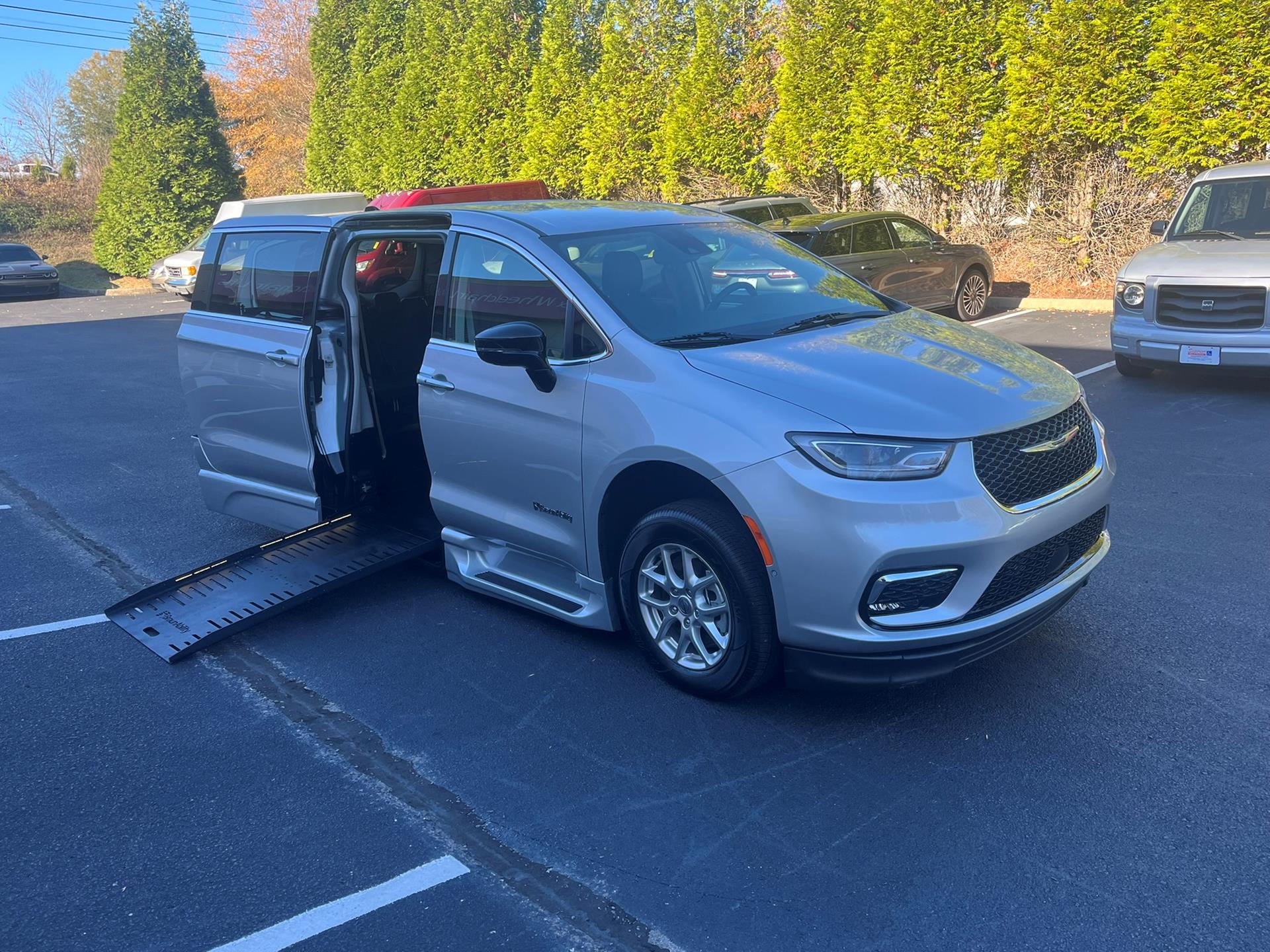 2024 Chrysler Pacifica Touring L's photo