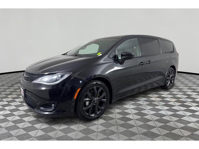 Brilliant Black Crystal Pearlcoat 2018 Chrysler Pacifica Touring Plus FWD Minivan Front-Wheel Drive 9-Speed Automatic