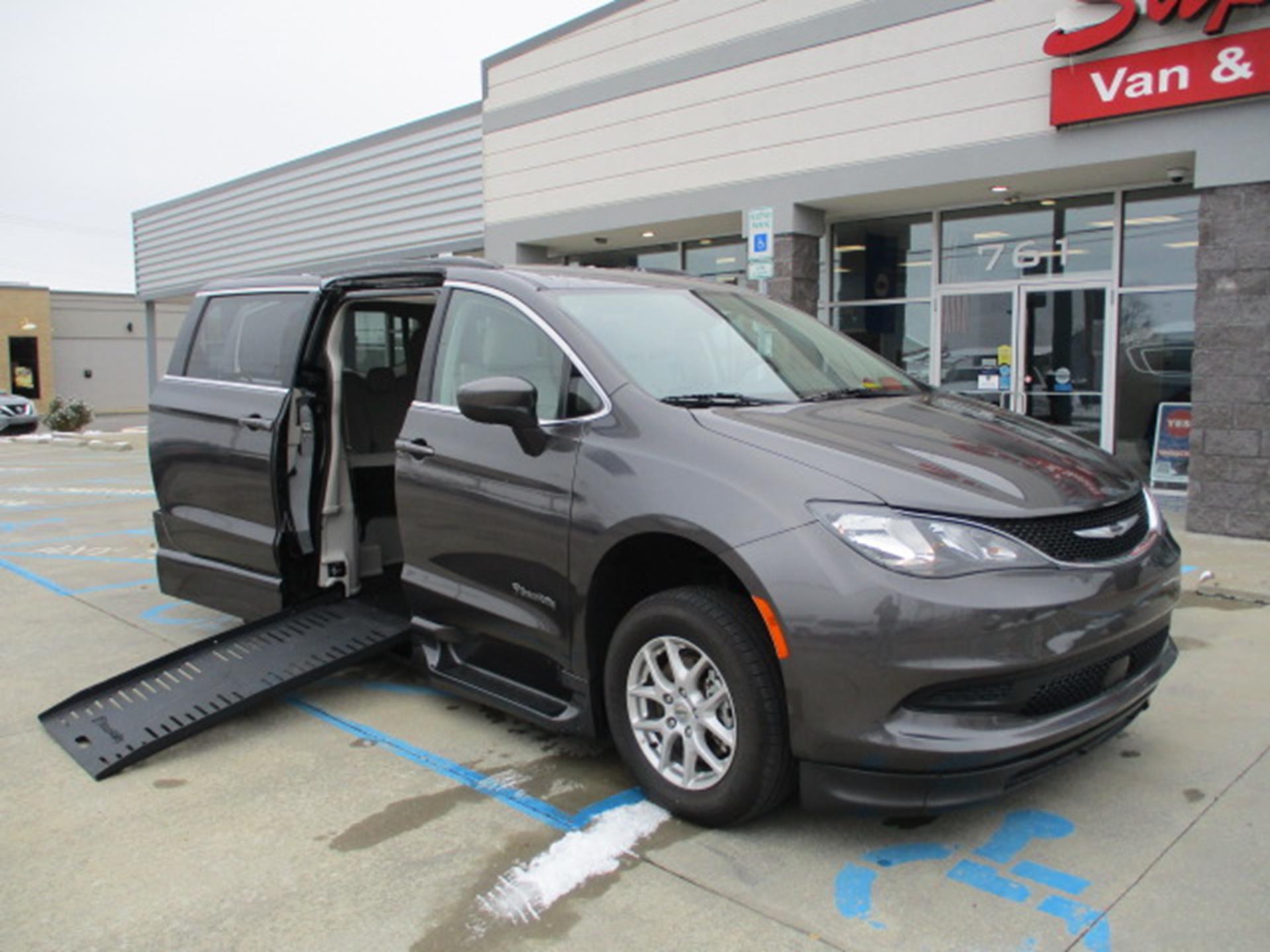 2021 Chrysler Voyager's photo