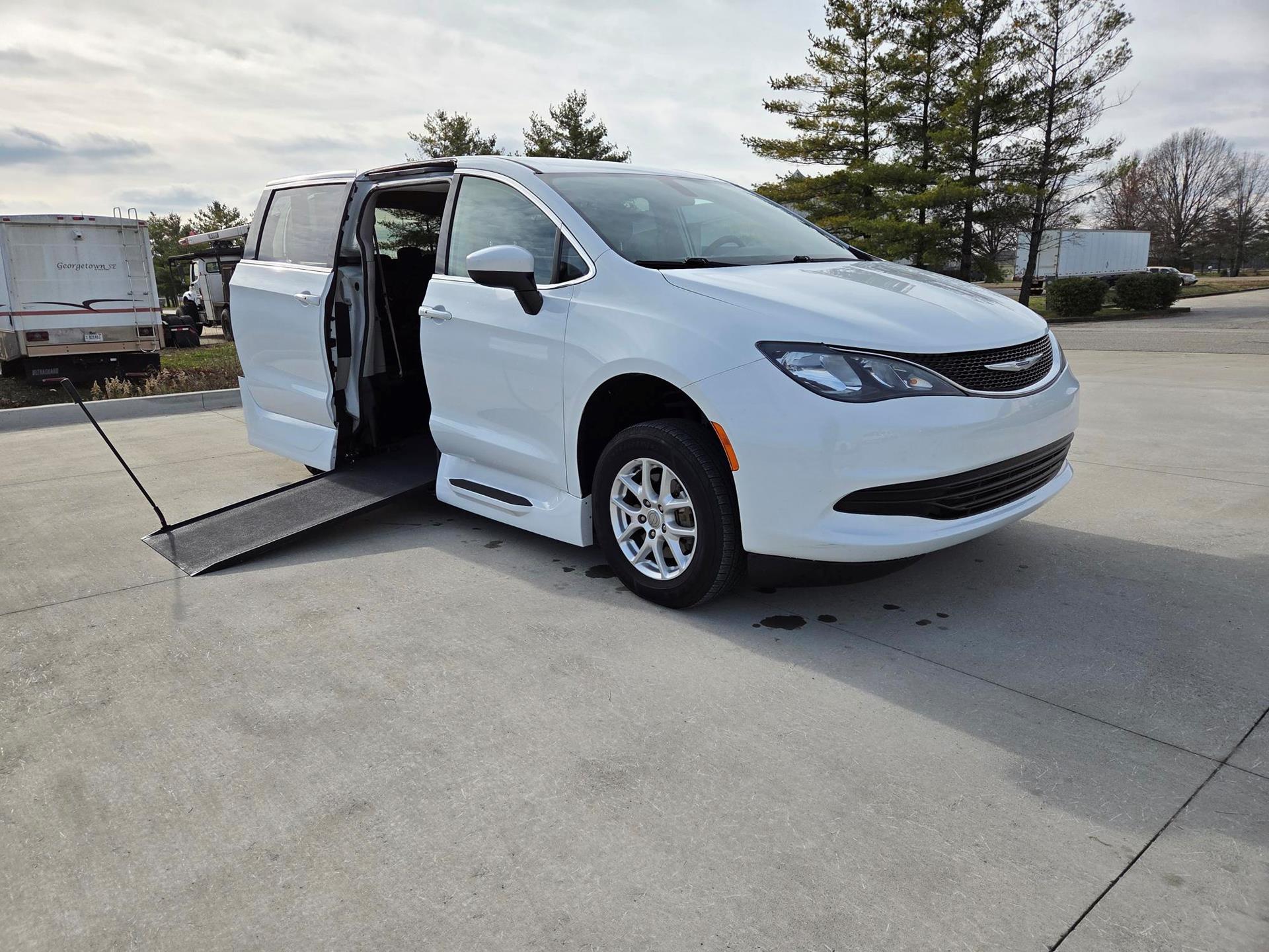 2020 Chrysler Voyager LX's photo