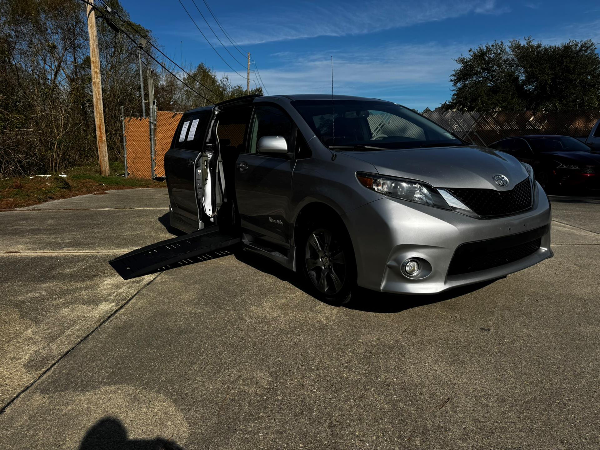 2012 Toyota Sienna SE's photo