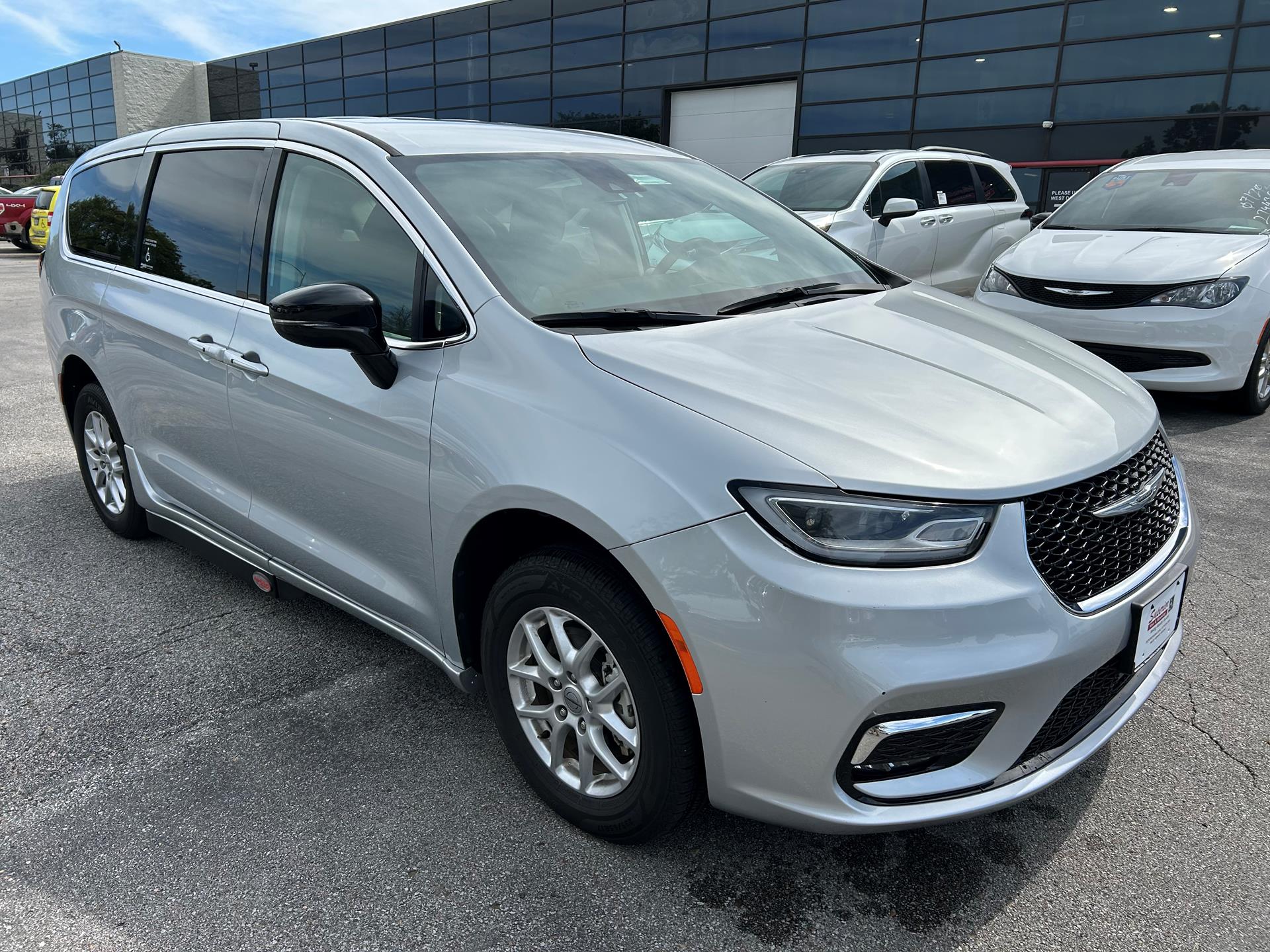 PRE OWNED 2024 Chrysler Pacifica Touring L
