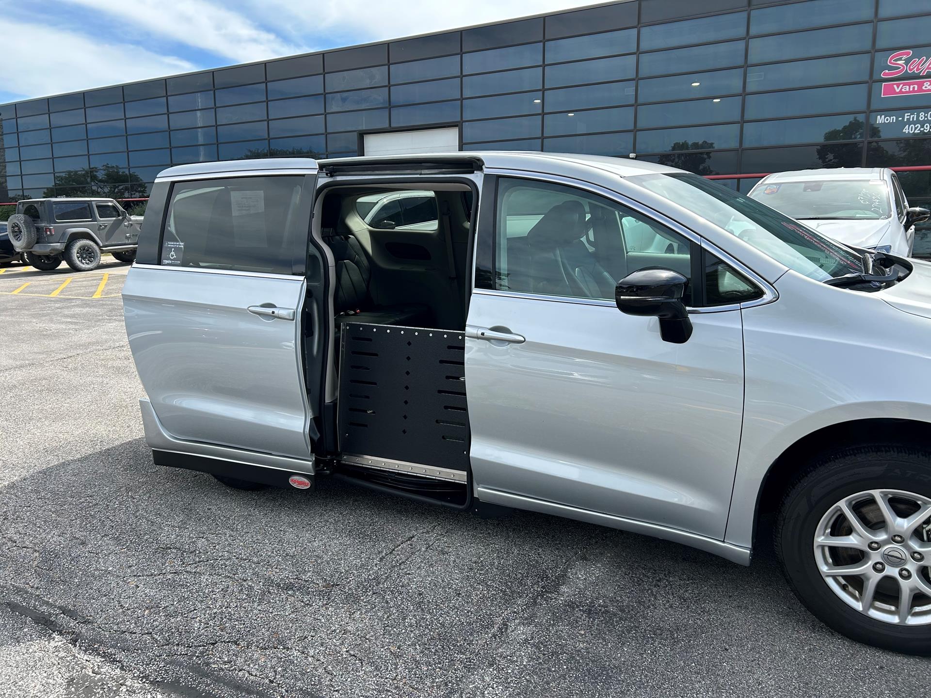 PRE OWNED 2024 Chrysler Pacifica Touring L