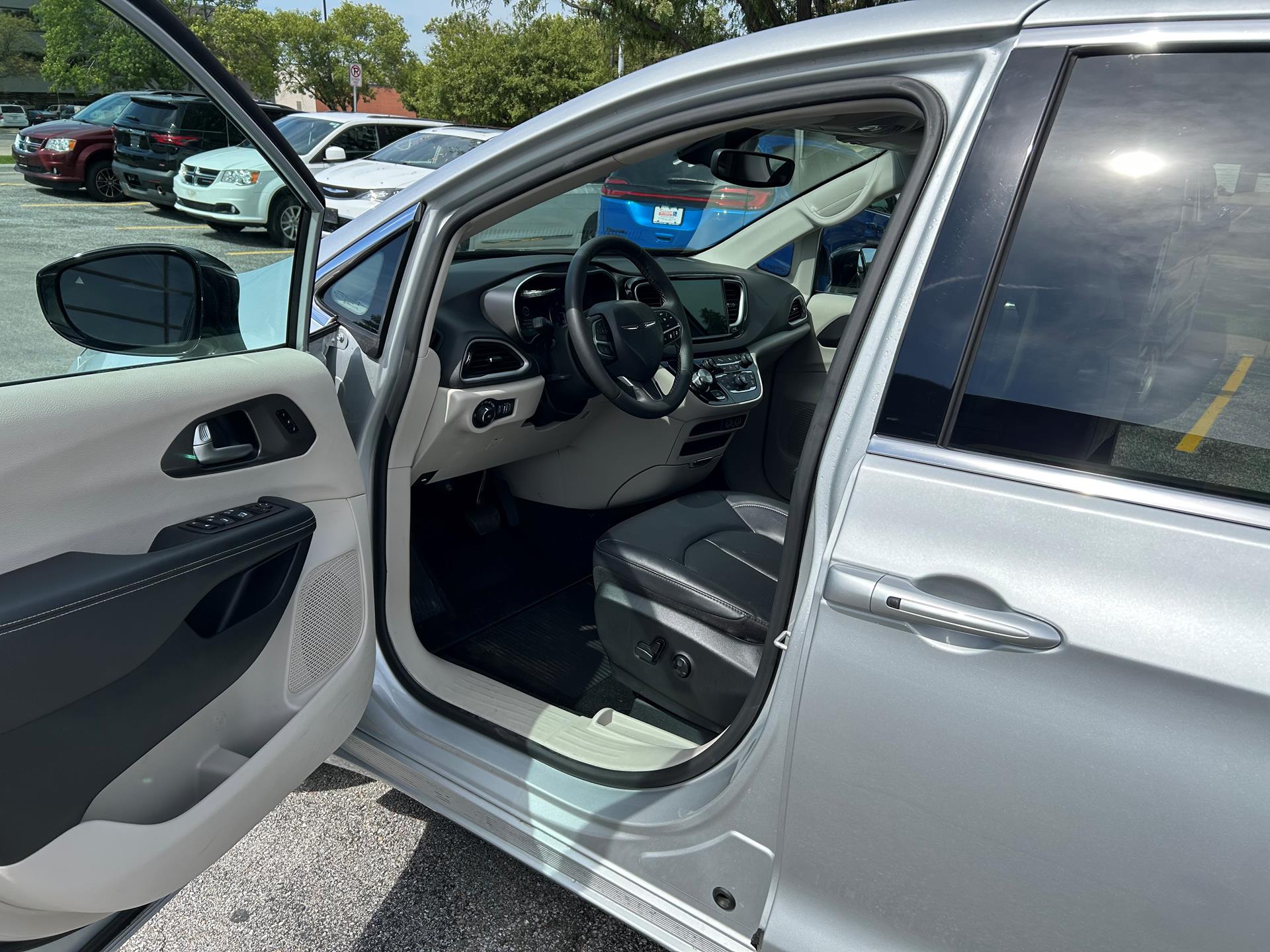 PRE OWNED 2024 Chrysler Pacifica Touring L