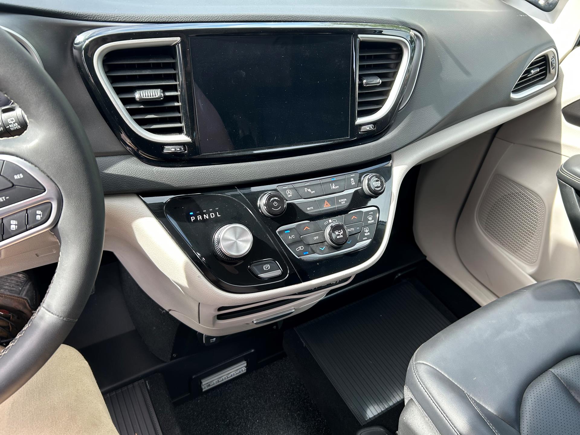 PRE OWNED 2024 Chrysler Pacifica Touring L